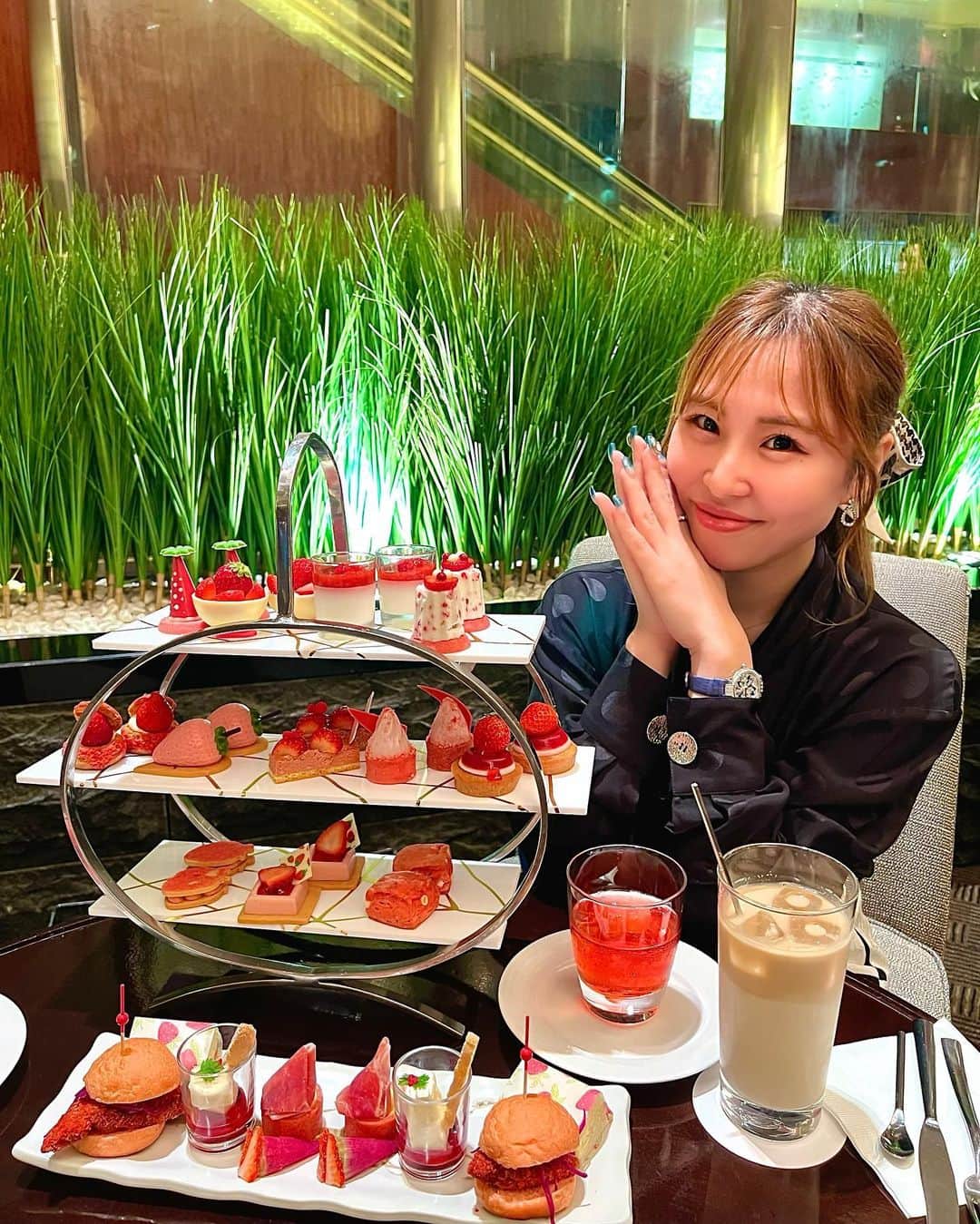 カリスマゆきちゃんのインスタグラム：「. . 📍ANA INTERCONTINENTAL TOKYO🍓  〜strawberry afternoon tea〜  with @vivirabbit24   可愛すぎた😍🍓🍓🍓  @anaintercontinentaltokyo  _________________________ #anaintercontinentaltokyo #anaインターコンチネンタルホテル東京 #東京アフタヌーンティー #afternoontea #アフヌン #strawberryafternoontea #strawberry #🍓」