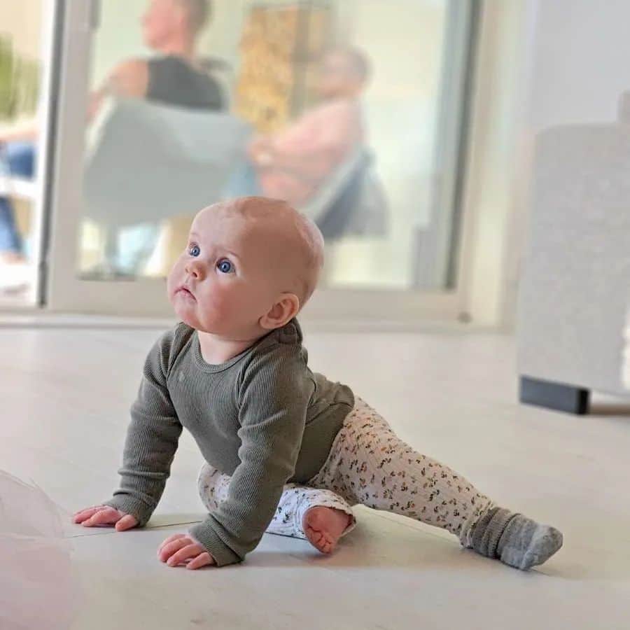 ヨシ・ヘルゲソンのインスタグラム：「Vår lilla plutt är redan 7 månader 🥰❤️」