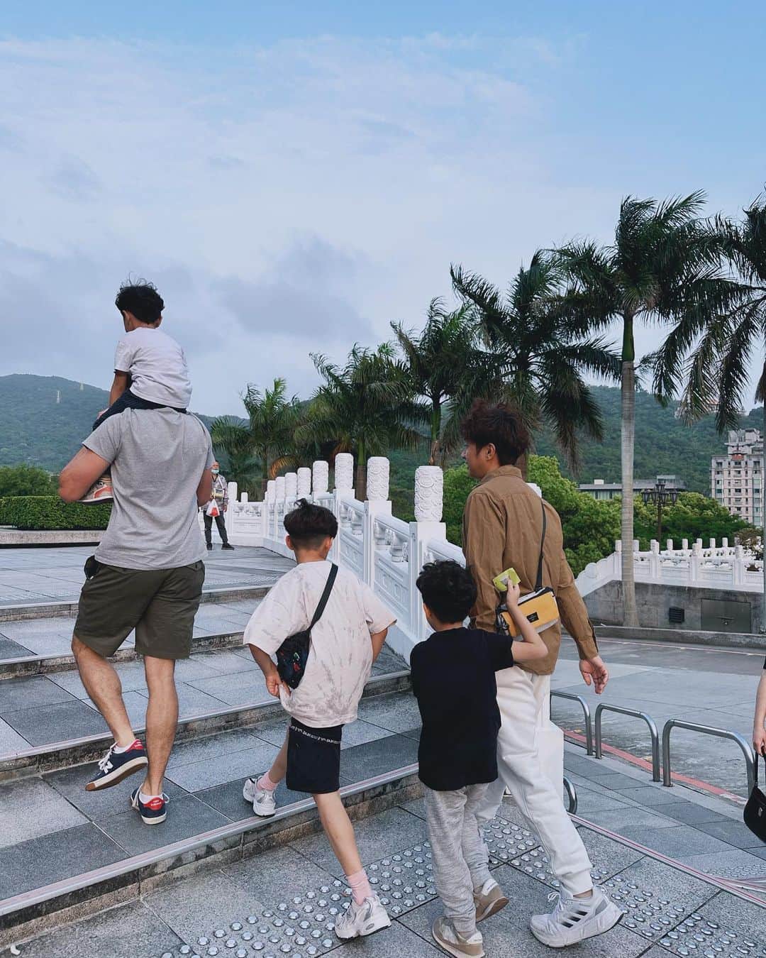 王君萍さんのインスタグラム写真 - (王君萍Instagram)「我們準備回法國🇫🇷 正在前往機場的路上。 這次少了要離開的感傷， 反而有點期待回到自己法國的家 可能是因為這次回來 我們都待在北部 除了老公爬山行程之外 我們都跟台灣家人黏緊緊 每一天陪伴自己愛的人 心裡很踏實。  這樣的行程其實不是我安排，是老公提議 讓我受寵若驚，他說「感情需要培養」 小孩大很快，這麼久沒回來， 希望孩子們與我家人慢慢早回熟悉感❤️ 疫情讓我們更加珍惜與家人相處的時候  出遊也全權交給老公負責（這樣也少爭執😆） 他找了很多歷史人文的行程 帶我跟孩子更了解台灣這片土地 雖然是很觀光客對觀光行程 正好彌補我以前在台灣的時候， 忙著工作沒看到的地方 我覺得這樣很好❤️  說也奇怪 在法國的時候 常常看老公不順眼 偶爾，他做什麼我都沒耐性 怎麼這次回來都不一樣 說什麼 做什麼都沒關係 難道這就是人家說的：換一個環境，換一個心情 在台灣怎麼看老公都順眼 是不是代表我們應該更常回來😜🤭  沒意外暑假我們ㄧ家會再一起回來❤️ 可能又有人會說：怎麼又飛？ 可是沒辦法~~🫶 哇丟系愛逮丸（我就是愛台灣） 抓到機會怎能不回來🤗」5月1日 21時40分 - ping7446