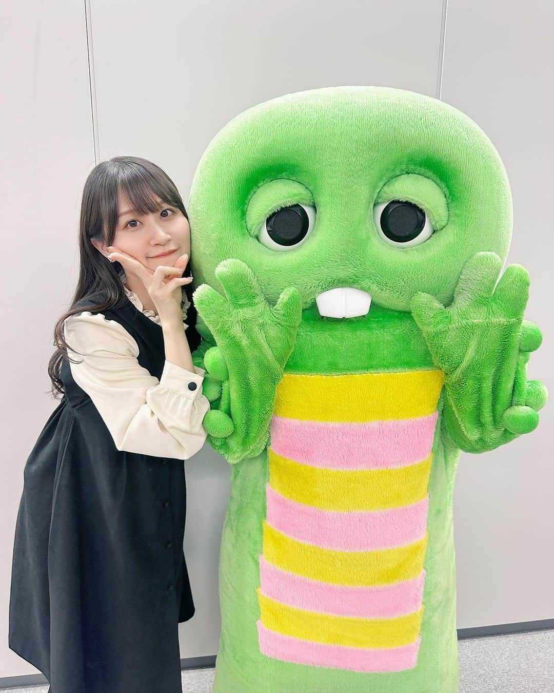 八木沙季のインスタグラム：「🤍🤍  今日はガチャピンと撮影しました！！ ポンキッキーズずっと見てたから ほんとにほんとに感激でした🥲💚 めちゃくちゃ可愛かったなあ…🥹  #ガチャピン」