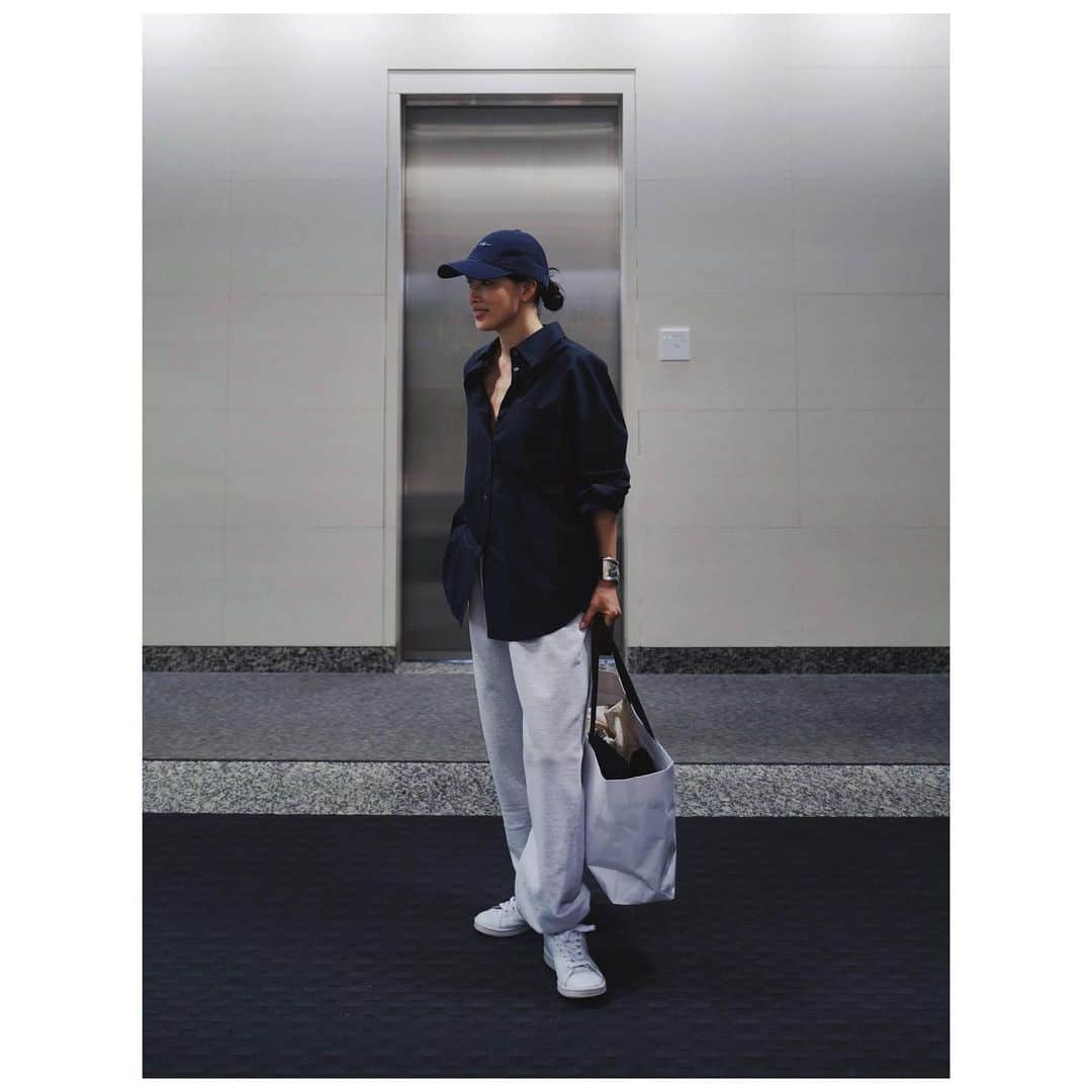 JUNNAのインスタグラム：「旅で着るワンピースetc...お買物🧢  tops/ #ETREコットンオーバーサイズシャツ pants/ #ETREボリュームスウェットパンツ cap/ #ETRE6パネルロープロファイルキャップ  #etretokyo」