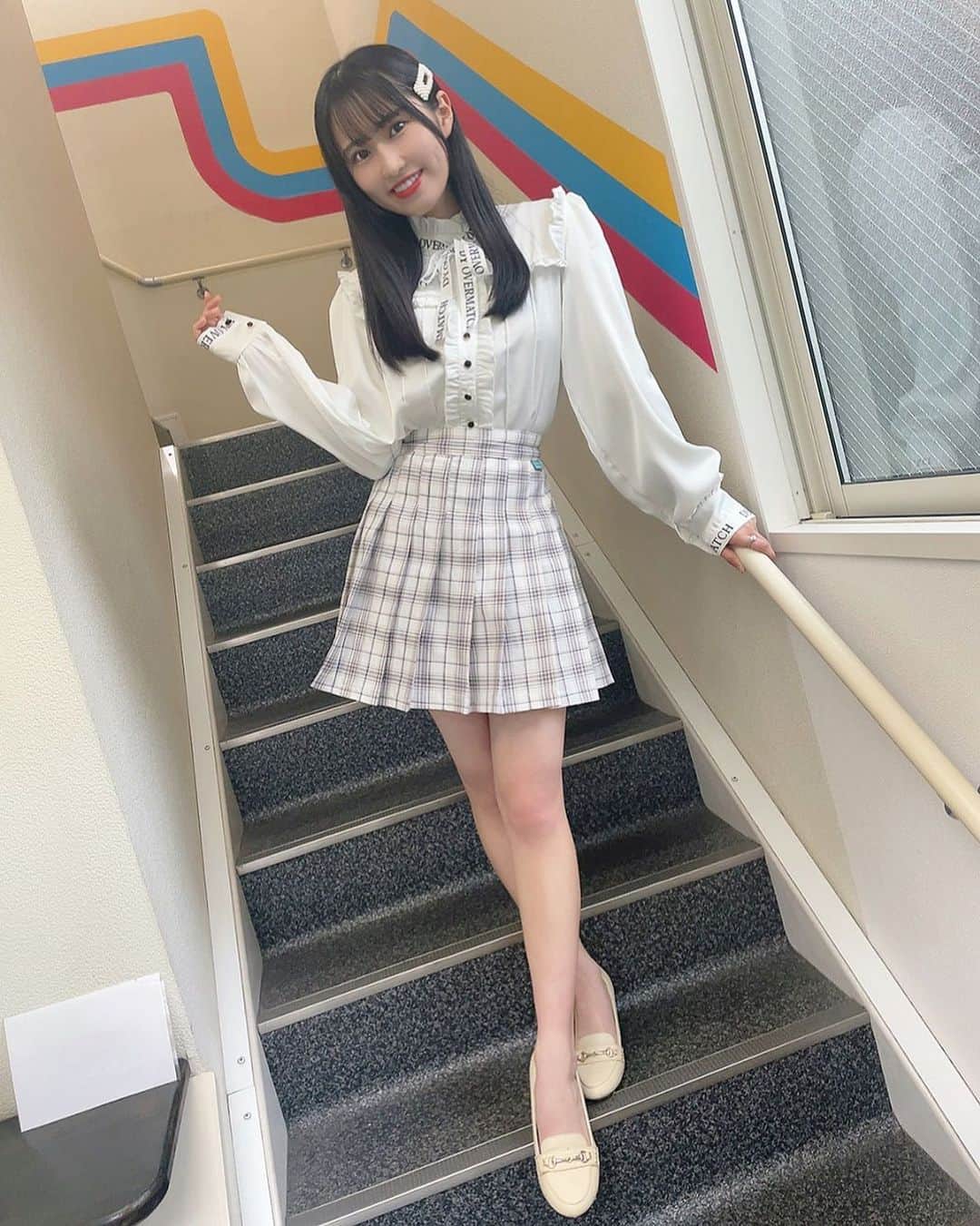 瀬戸ゆなのインスタグラム：「▫️  月曜日⭐️お疲れ様でした🌸 皆さんが明日もハッピーに過ごせますように🫶🫧   #夢アドシトロン  #白コーデ  #階段  #高校生女子  #ストレートヘア  #瀬戸ゆな」