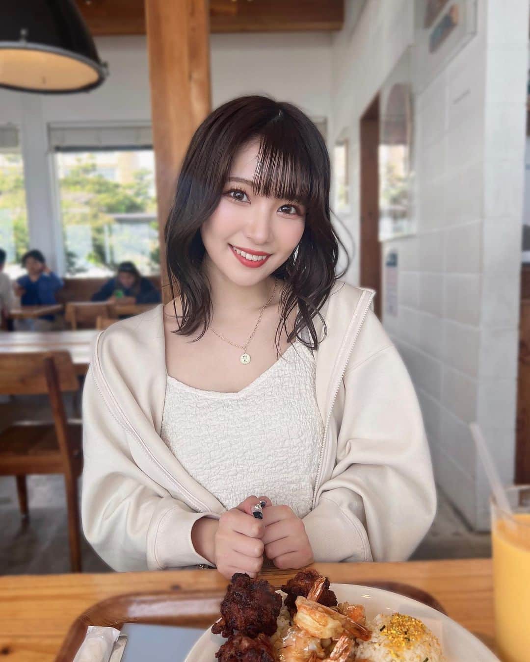 星野理沙のインスタグラム：「🦐  フォトブックの撮影でも行った #pacificdrivein  さん🦐 新宿にもお店あるみたいなので是非気になってくださった方行ってみて〜！チキンがお気に入りです🐓  この日真っ白コーデだった 合ってるのかは謎😇  明日のライブはこちらです！  『みんがる』 📍渋谷WOMB ⏰開場16:30/開演17:00 🎤19:00〜19:20 📸終演後物販 🉐特典券1枚  明日からもライブが続きますが頑張ります！ 渋谷で待ってます💪  今日もお疲れ様です😌」