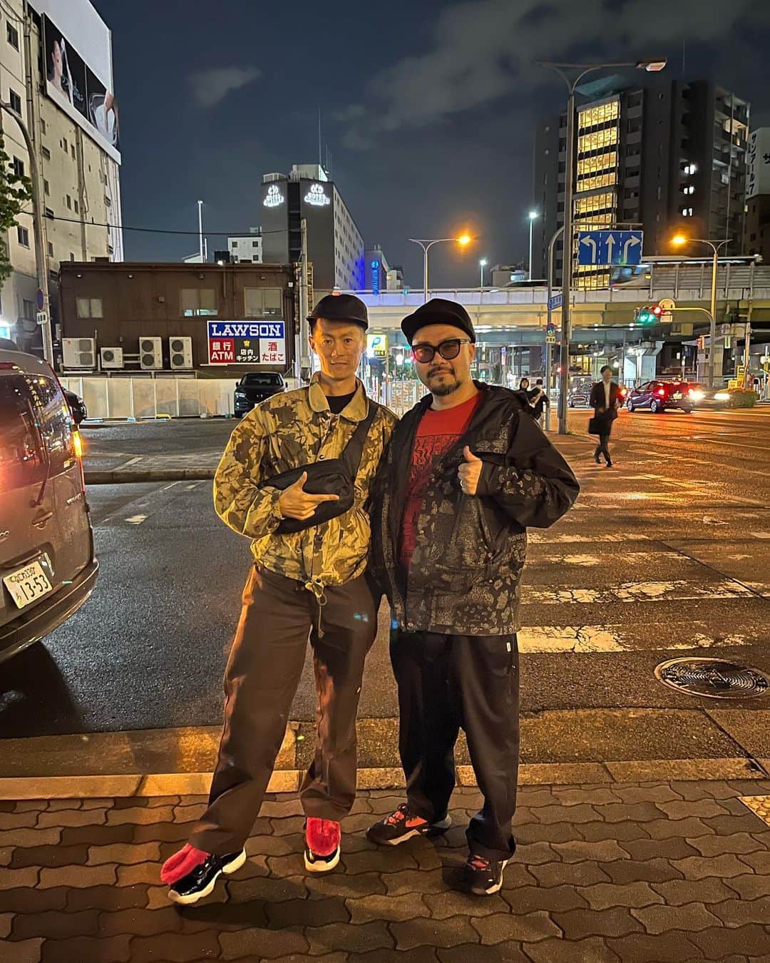 Shing02のインスタグラム：「@yodokabe osaka cruising 🚙 w/ @bakibaking thank you!! 淀壁の取り組みを見学しました。それぞれ個性と気迫溢れて素晴らしい！」