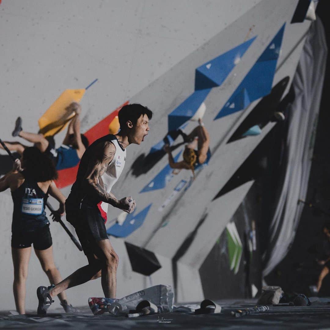 チョン・ジョンウォンのインスタグラム：「Finally come back to Podium 🥉 It was an honor to be able to show a good performance in front of a home town crowd I am grateful and happy to be able to feel this feeling again I will prepare hard for the World Cup in the Salt Lake City 🇺🇸 Thanks all of your support  Congrats @mejdi_schalck 🥇and @tomoa_narasaki 🥈  서울 월드컵 많은 관중 분들 앞에서 좋은 모습을 보여드릴 수 있어서 행복했습니다 앞으로 더 정진하도록 하겠습니다 응원해 주신 모든 분들 감사합니다  @thenorthface_kr @scarpaspa   📸 @life_of_hyeongsub @climbersjp @danphoto.jpeg」