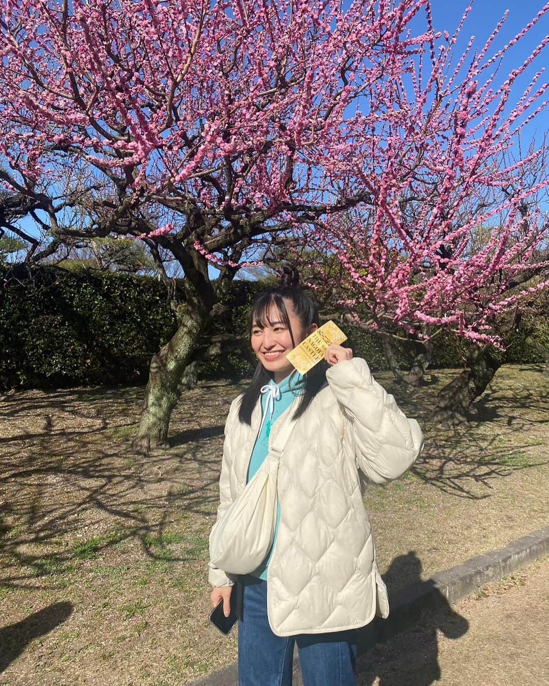 堀口日萌のインスタグラム：「名古屋は梅で溢れてた🌸 キャピキャピ4人組 大阪のスパイスガールズです。1人たりひん。  #名古屋 #旅行 #梅 #名古屋城 #nagoya #travel #一期一会 #春 #春コーデ #おだんごヘア #ユニクロ #uniqlo #ralphlauren #堀口日萌」