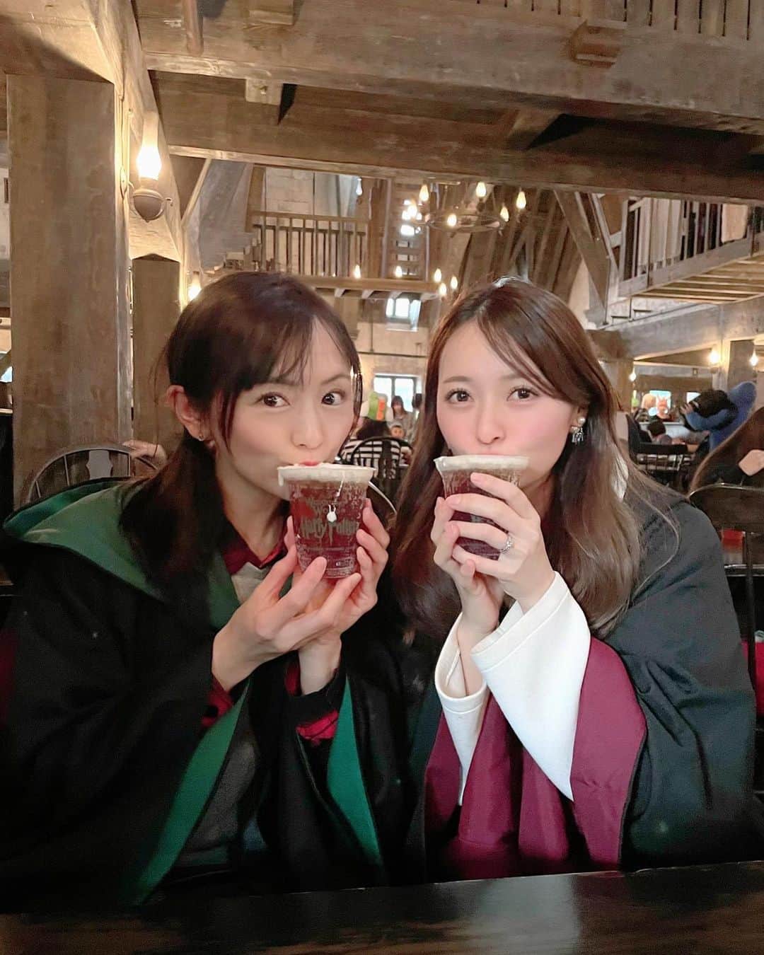 黒澤ゆりかのインスタグラム：「とっても楽しかったユニバ☺️❤️  事前にエクスプレスを買っていたのでたくさん乗ることが出来ました😆  マリオ行って帽子を被り、 ハリポタエリア行って杖とマントをGETしてご入学おめでとうと言って頂き！！笑  あ！そう！そうなの！！ 実は、 オリバンダーの杖のお店に行って選ばれてやったー😳って喜んでたんです笑  選ばれた方どうぞって言われて杖GET☺️思ったら 買いますか？ってなって！ 買うんかい！！ってついツッコミました！😂🙏笑　すみません！💦  でも特別仕様みたいですね☺️  その国限定や、すごい、種類があってこれは沼るとまた大変なやつだと思ったハリポタでした！笑  あ、あとストーリーに載せてましたが魔法の才能なさそうでした🪄笑😂  あとはピーチ姫は喋ってくれるし、 スタッフさんは何かお土産屋さんでお会計の時1000円だすと1000ザウルス頂きまーすって言ってくれるしユニバワールド堪能でした笑❣️🤗  マリオの映画も観に行こうかな♪」
