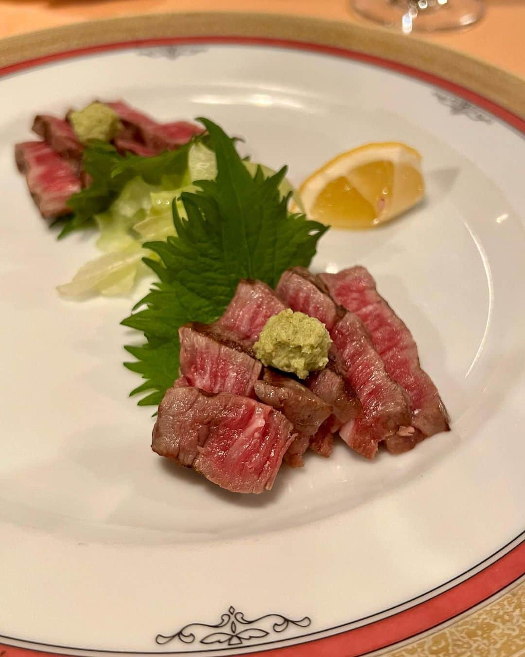 ?????さんのインスタグラム写真 - (?????Instagram)「. 🌹  名古屋の老舗ステーキ屋さんキッチンリボン🥩 お肉のボリューム凄かった！芸術品のようなミディアムレアだった🤤 . . #キッチンリボン #シャトーブリアン #鉄板焼き #名古屋グルメ」5月1日 21時59分 - julia__0917