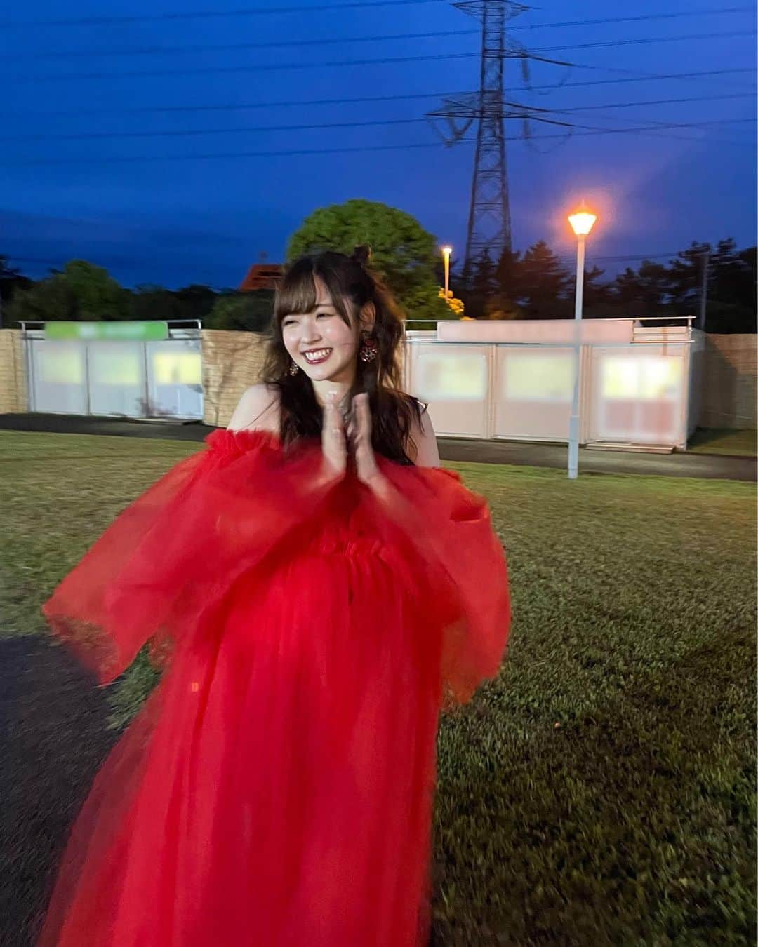 鈴木愛理さんのインスタグラム写真 - (鈴木愛理Instagram)「✴︎ #JJ2023  可愛すぎた&珍しく真っ赤な衣装🫶 遠くから見たときもすぐわかる色。 1人の時は存在感を、そして踊った時に少し足が出るので動きがわかるディティール🤍  かわいすぎたー！！！！  dress  @gypsy_____official earring,ring  @abiste_official #最近の衣装たち」5月1日 21時54分 - airisuzuki_official_uf
