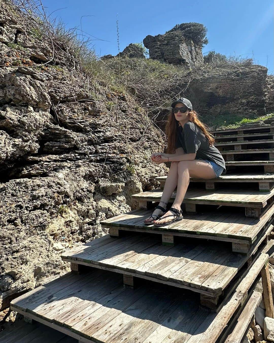 Mine Tugayのインスタグラム：「Biraz güneş görünce☀️」