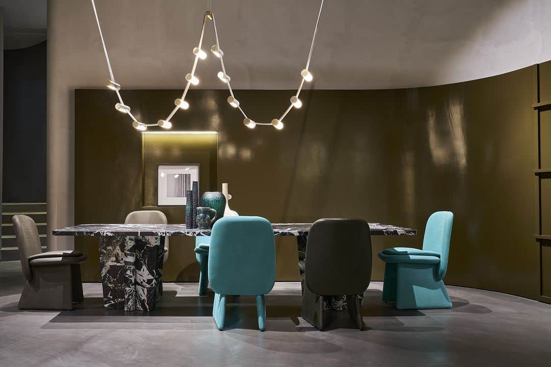 のインスタグラム：「【 Baxter Cinema 】  Discover @baxtercinemaofficial at Largo Augusto 1, Milan  Ph. @fabriziocicconi_ph   ・ ・ ・  #baxtercinema #baxtermadeinitaly #baxter #baxterjapan #baxtertokyo #leather #interior #interiordesign #interiorstyling #furniture #lifestyle #design #バクスター #バクスタージャパン #イタリア家具 #インテリア #インテリアデザイン #レイアウト #ライフスタイル #デザイン #家具 #照明 #チェア #テーブル #リビング #レザー #ヌバック」