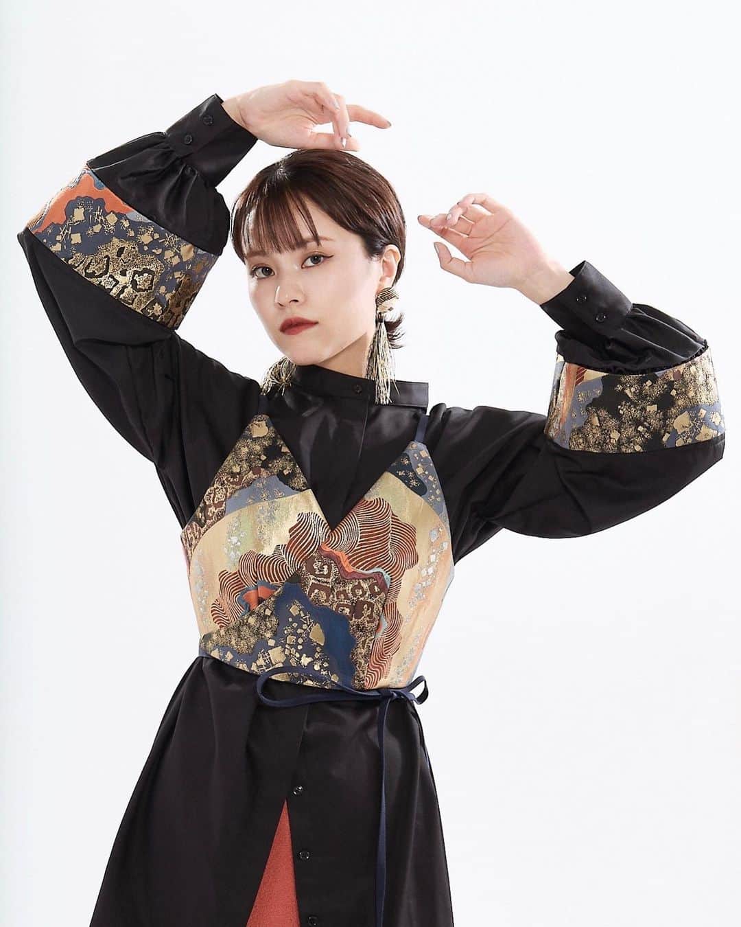 MiracleVellMagicのインスタグラム：「Tamatebako × Miracle Vell Magic 👘🖤  度々衣装協力して頂いていた @tamatebako_official さんと嬉しいコラボ🥰  着物や帯を再利用して作られたお洋服たち。この生地に、一体どんな歴史が刻まれてきたんだろうと想像してドキドキする！✨  歳を重ねるほど、生まれ育った日本をもっともっと味わいたくなるなぁ。  (カメラマンは大好きな @araitakuo さん！奥様は素晴らしい芸術家で、お子さん達もきゃわいくてたまらない)  #tamatebako #japanesefashion #japanesestyle」