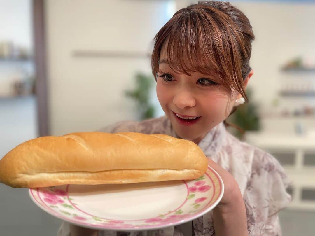 須賀由美子さんのインスタグラム写真 - (須賀由美子Instagram)「今日も #とちぎテレビ #イブ6プラス ありがと💕 このパンに、、、はさむと、、、  こうなる！！ #バインミー 美味しくてボリューム満点💯」5月1日 22時01分 - tottiyumi