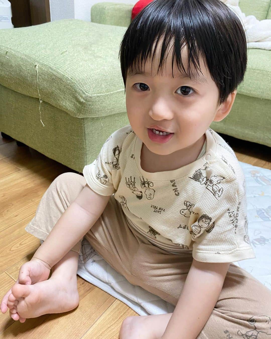 小泉留菜のインスタグラム：「👦🏻❤︎ . . ソファの糸くずが気になるな、、笑 . . 幼稚園入ってから少しずつお話が増えてきて感動の毎日😭✨ お洋服も自分で着替えたりどんどんお兄さんになってきて ちょっぴり寂しかったりもするな〜🥲 . . #3歳 #3歳男の子 #3歳児 #ママ #男の子ママ #ママスタグラム #25歳ママ #口唇口蓋裂 #関東ママ #埼玉ママ #小さい彼氏 #妊娠 #第二子 #第二子妊娠中 #マタニティ #マタニティライフ #妊娠中 #🤰🏻」
