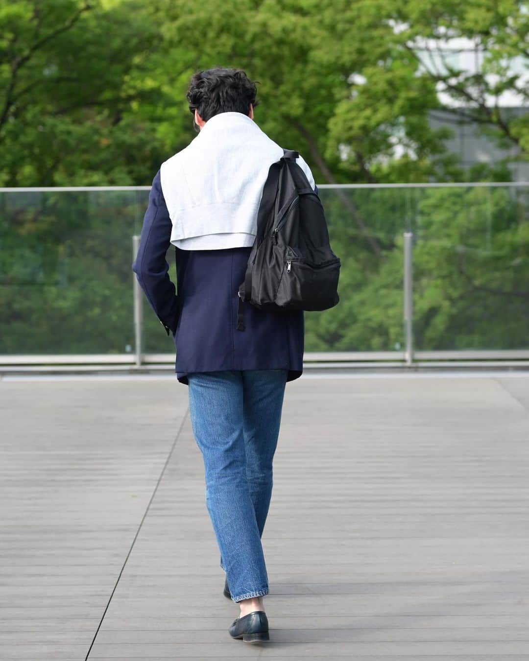 Shuhei Nishiguchiさんのインスタグラム写真 - (Shuhei NishiguchiInstagram)「"Keep it Simple,Keep it Classic"◀◀︎◀︎8pics 白いTシャツとジーパンとブレザーが有ればどうにでもなる。そんなシンプルなスタイリング。  【ITEM】 Blazer： @bommezzadri_parma  T-Shirt： @beams_f  Sweat： @champion 90's Jeans： @levis 502bige Shoes： @gucci 80's Sungrasses： @rayban 80's Bag： @herve_chapelier_japon   #beamsf #classicmenswear #vintageclothing #preppyfashion #ametra #amecaji #ootdmen」5月1日 22時02分 - shuhei_nishiguchi