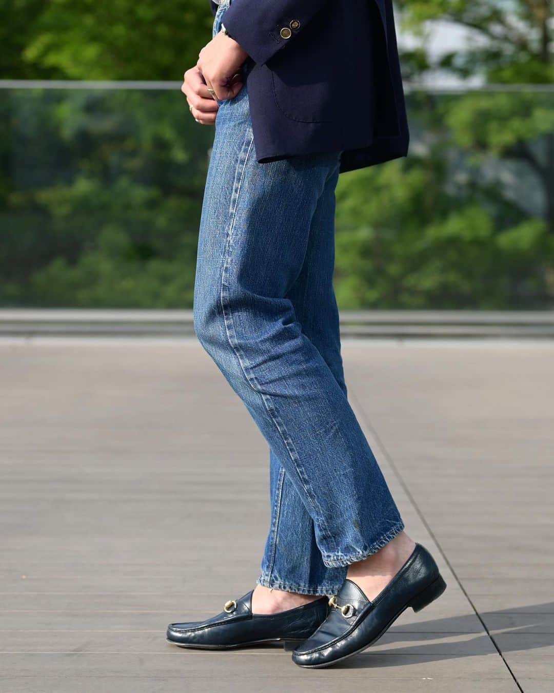 Shuhei Nishiguchiさんのインスタグラム写真 - (Shuhei NishiguchiInstagram)「"Keep it Simple,Keep it Classic"◀◀︎◀︎8pics 白いTシャツとジーパンとブレザーが有ればどうにでもなる。そんなシンプルなスタイリング。  【ITEM】 Blazer： @bommezzadri_parma  T-Shirt： @beams_f  Sweat： @champion 90's Jeans： @levis 502bige Shoes： @gucci 80's Sungrasses： @rayban 80's Bag： @herve_chapelier_japon   #beamsf #classicmenswear #vintageclothing #preppyfashion #ametra #amecaji #ootdmen」5月1日 22時02分 - shuhei_nishiguchi