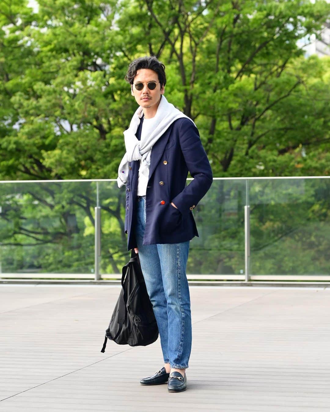 Shuhei Nishiguchiのインスタグラム：「"Keep it Simple,Keep it Classic"◀◀︎◀︎8pics 白いTシャツとジーパンとブレザーが有ればどうにでもなる。そんなシンプルなスタイリング。  【ITEM】 Blazer： @bommezzadri_parma  T-Shirt： @beams_f  Sweat： @champion 90's Jeans： @levis 502bige Shoes： @gucci 80's Sungrasses： @rayban 80's Bag： @herve_chapelier_japon   #beamsf #classicmenswear #vintageclothing #preppyfashion #ametra #amecaji #ootdmen」