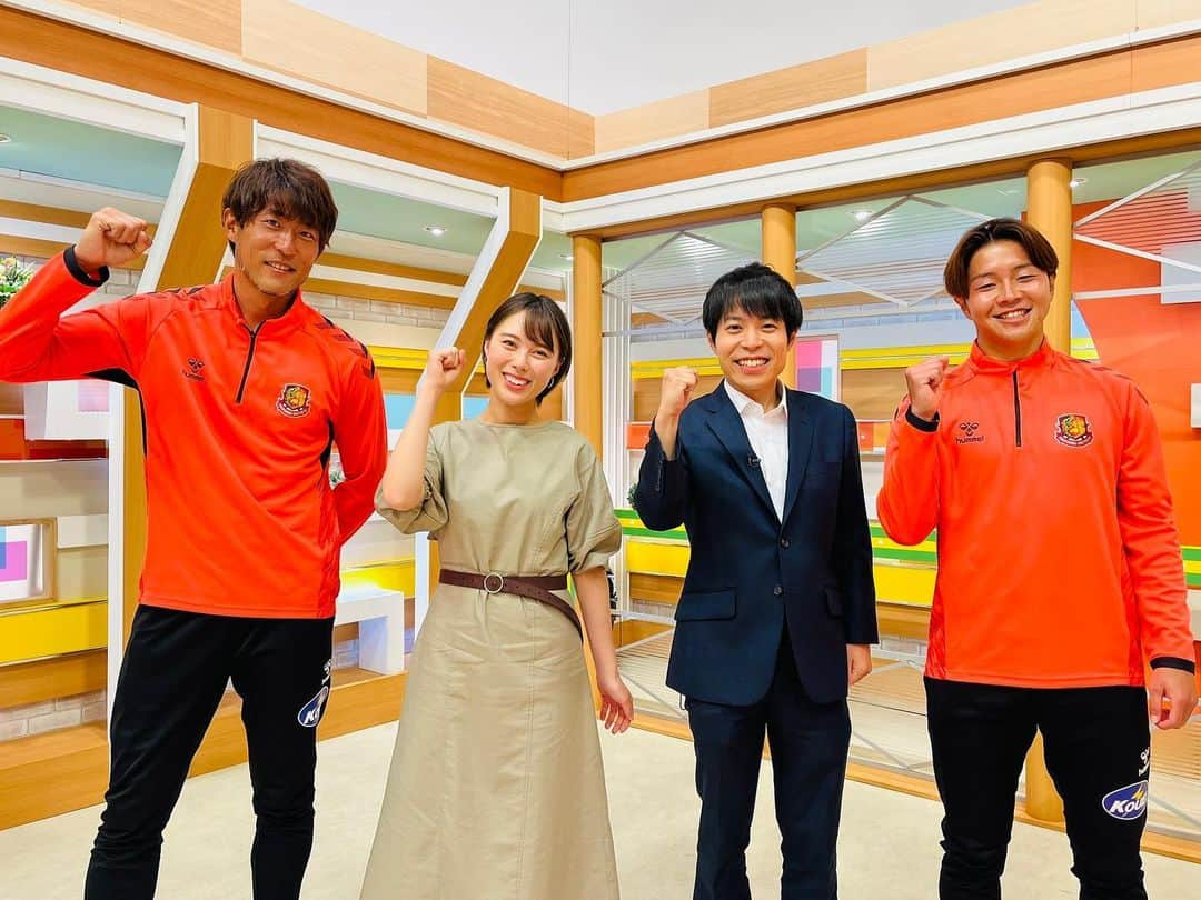 佐藤玲奈のインスタグラム：「【⚽️生出演⚽️】  きょうのNスタふくしまは 明治安田生命J3リーグ 福島ユナイテッドFCから キャプテンの山本海人選手と塩浜遼選手に お越しいただきました📣✨  きのう長野に劇的勝利したばかりのユナイテッド。 明後日のカマタマーレ讃岐との一戦を前に、 その意気込みを伺うことができました！  山本選手はキャプテンとして 塩浜選手は期待のルーキーとして 今後の活躍がとても楽しみです。  番組の中でフリップに書いた質問の答えを 出す場面があったのですが、 本番前「面白い答えを書かなくちゃ！」と お2人とも真剣に考えてくださっていたんです。  プレーしている姿とは違う一面も見られて、 ほっこりしました☺️  5月3日(水)は午後1時55分〜 TUFでカマタマーレ讃岐との試合を生中継します！ 実況は井上和樹アナです。 県民一丸となって応援しましょう！📣✨  山本選手、塩浜選手ありがとうございました！  #福島ユナイテッドFC#福島#ユナイテッド#福島ユナイテッド#山本海人 選手#塩浜遼 選手#サッカー#J3#Nスタふくしま#また遊びにきてくださいね」