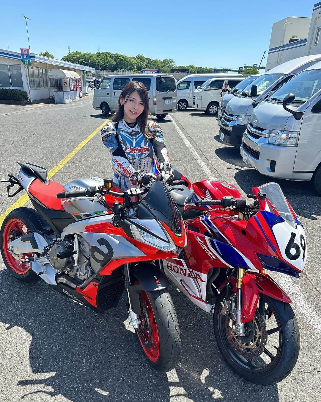 葉月美優さんのインスタグラム写真 - (葉月美優Instagram)「❥TUONO660とCBR250RR  先日初めてつくばサーキット コース2000を走りました！  同時にTUONO660のサーキットデビュー✨✨ 加減速のギュンと来る感じに感動しました！  楽しかった💘  また走行写真もアップしたいと思います˖˚˳ଘ꒰ ⸝⸝ᴗ͈ ̫ ᴗ͈⸝⸝꒱♡  #tuono660 #cbr250rr #つくばサーキット #tc2000 #tsukubacircuit #バイク好きな人と繋がりたい #バイクのある生活 #hyod #aprilia #honda #バイク女子 #サーキット女子 #サーキットトレーニング #大型バイク #大型バイク女子 #中型バイク #スポーツバイク #バイク写真」5月1日 22時06分 - miu_haduki