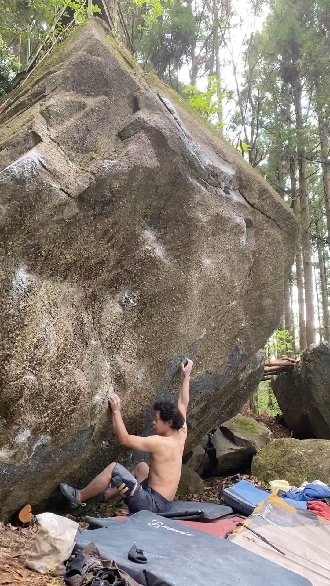 小山田大のインスタグラム：「岐阜に帰ってきました。 早速恵那の開拓地へと向かい、今日プロジェクトを一本初登しました。 岩の表面に長石の大きな結晶が沢山ある笠置ではあまり見かけない岩です。 課題名は「トライポフォビア」グレードはV12 四段−くらいかな。 夕方から急に気温が下がり、5月とは思えない程寒かった。 笠置はまだまだシーズン中のようです。」