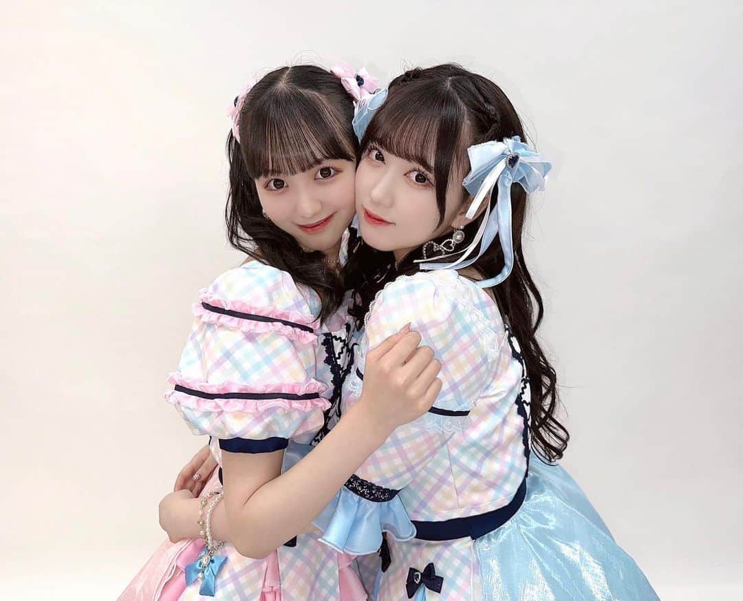 のインスタグラム：「𓂃𓈒𓏸 ⁡ ･ ･ ⁡ ぷりまちゃんの新衣装が本当にかわちぃ🩷🩵 ⁡ 私の衣装のお気に入りポイントは… ⁡ 上からまずは髪飾りが ツインテール用で「もちもちでぷくぷく」 おリボンちゃん🎀🎀 ⁡ なんだか枕みたいで「まくらおりぼん」って 衣装さん方に呼ばれていました！☺️☁️ ⁡ あとは首元がスクエア型なところ！ 私の一番好きな襟元のかたちなの！ ⁡ そして肩にボリュームがあって theアイドル衣装なところ ⁡ 全体的に衣装がメンバーカラーに なっているところ！ ⁡ 全体のリボンもハートのビジューも スカートの後ろのスカートよりも少し長い オーバースカートも！ ⁡ みんなでお揃いのアクセサリーも！ ⁡ 他にもたくさん細部まで 可愛いの詰まった衣装で ぷりまちゃんをより素敵に輝かせてくれる 大切な衣装！🥺🩷 ⁡ 6月のツアーが楽しみだな⭐️ ⁡ ･ ･  #アイドル #アイドル衣装」