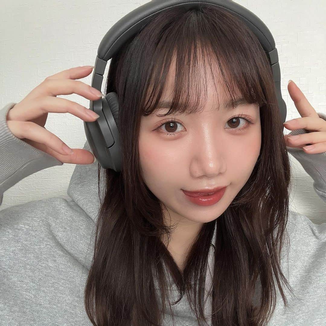 のインスタグラム：「5月スタート🎏 GWみんなは何するんだい？  4月は疲れが溜まりすぎて頭痛がやばかったんだけど @quinbelle_omotesando で美容鍼してもらったらほんまにスッキリした😭✨  今回やって貰ったのはウエディングコース！ unaの投稿を見てご予約してくれた人は美容鍼の施術は通常18,000円のところ初回7,000円で受けれて、美容鍼と美容整体は初回36,000円のところ15,000円で受けれるからぜひ✨✨  #selfie #ヘッドホン」