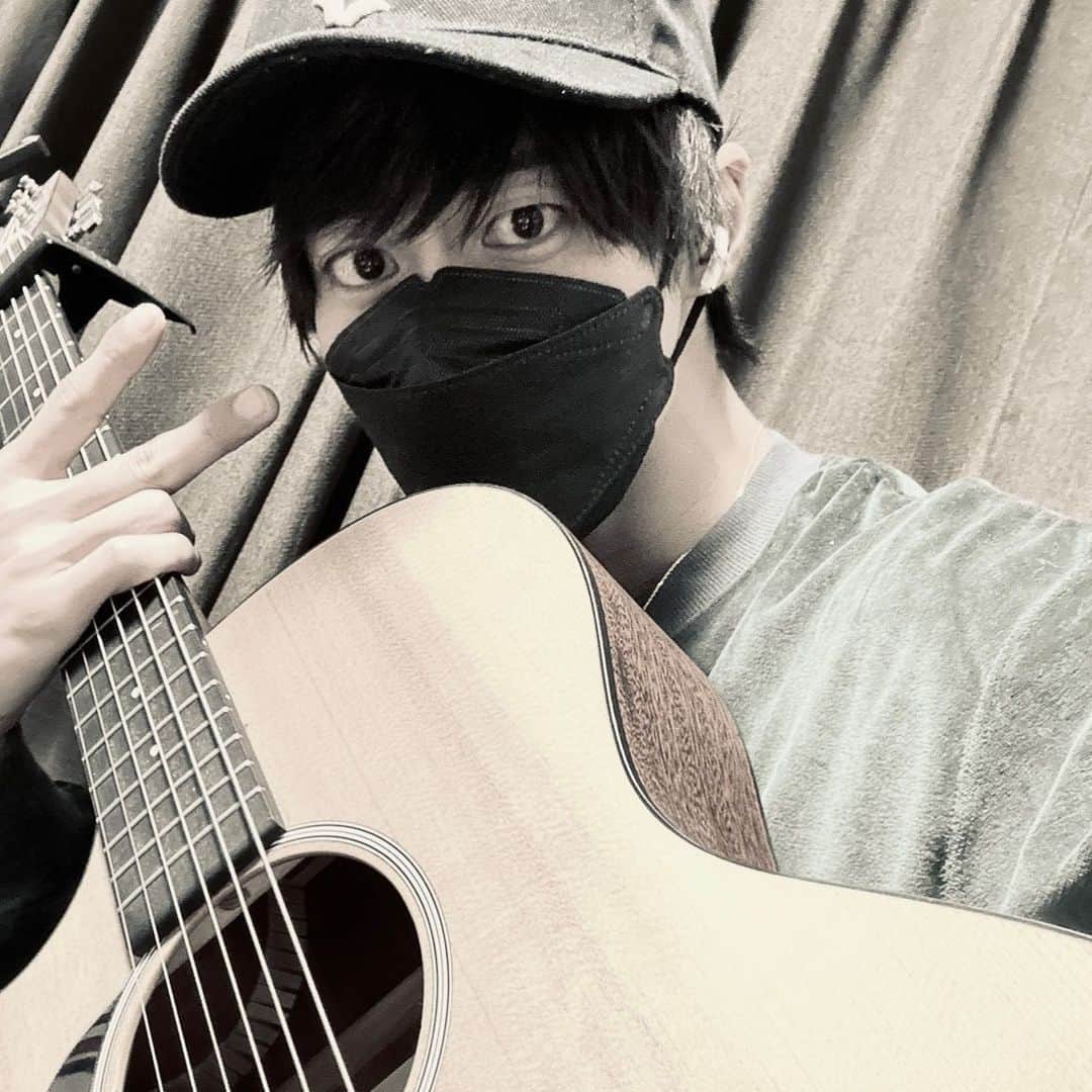 手島章斗のインスタグラム：「もっと良い歌歌いてぇ。まだまだ。」