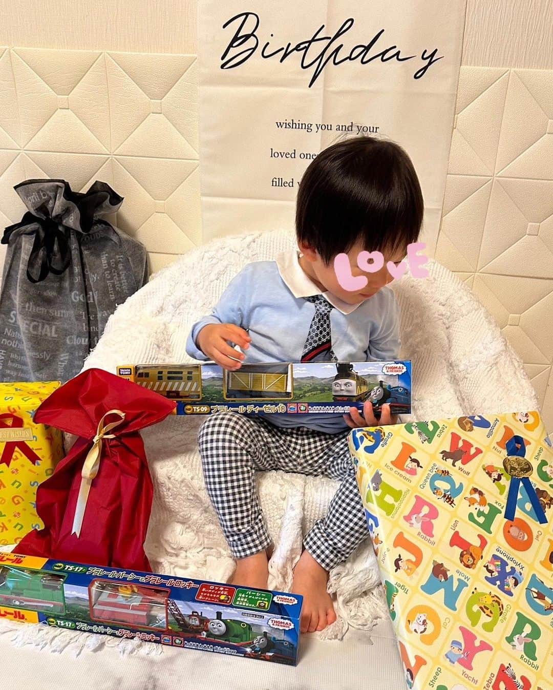 小原春香さんのインスタグラム写真 - (小原春香Instagram)「『2歳のお誕生日プレゼント何にした❓』  先月はお誕生日🎂でした🤍 　・ 2歳のプレゼント🎁は色々迷ったのですが… 私からは パズル🧩が大好きなので 難易度上げたパズルを3つ と プラレールにハマっているので 「パーシー」「ディーゼルテン」「トップハムハットキョウ 」をプレゼントしました♡  ディーゼルテンは悪役的なキャラだし怖がるかなぁどーかなぁ…と思ったのですが、、「いじわる貨車」と「いたずら貨車』がついていて連結させられるので🤍  パーシーにも、ロッキーがついているし🤍 悩みに悩んでどちらも選んだよ🙃  本当はヒロも欲しいところなんだけどな🚂 （日本からソドー島にやってきた汽車なんですよ） ・ 結果、 貨車に色んなもの入れてたから、ディーゼルテン正解でした⭕️ ドライフルーツ🍇入れてたから、それはやめて🥹っと言ったよ🤣 ・  どれも気に入ってくれてずーっと遊んでます♡  隅っこで動いたままカタカタなってて １日で1本電池無くなってる😩 電池すぐ変えてってくるから、プラレールはもぅ100均一の電池でいいわ〜ってなった。 充電池持ってないから買います😇  ・ はい、私、詳しくなってますね🫨爆笑 トーマスの仲間に🫠 ・  パパからは　NEWbalanceの靴でした♡ 0.5㎝大きい、サイズ14.5センチにしたらニューバランスは大きめの作りらしく、全然大きいからまだ履けなかった🥲 ・ じぃじからは、アレクサ♡ 音楽をいっぱい聴いてねっと👴 ・  私と２日違いなので、パパが大きなタルトケーキを買ってきてくれました🍰  ・ お洋服はお知り合いママから頂いた 私のタイプなお気に入りの襟付きロンT👔をきて 記念日だもんね♡  ・ ケーキの果物🍎を沢山食べていた♡  ・ パズル🧩は32ピースをもう1人で出来るようになっていてびっくりしています🫨  #地元勝手にpr  #幼児　#子供　#遊び場 #park #室内遊園地　#室内遊び場　#2歳児　#男の子　#男の子ママ　#息子love  #子育て奮闘中　#1歳児　#0歳　#3歳  #子育てあるある　#育児グッズ　#ゆる育児　#イヤイヤ期　#ママコーデ　#知育おもちゃ　#育児ママと繋がりたい　#知育遊び　 #子育ての悩み　#お出かけ　#休日の過ごし方 #育児疲れ　 #トーマス　#２歳誕生日」5月1日 22時17分 - koharaharuka