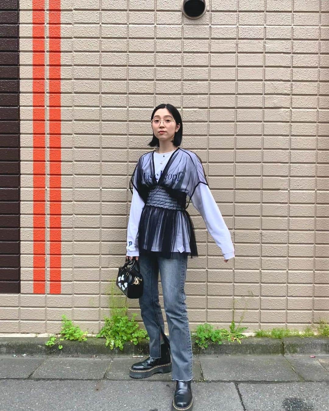 小谷実由のインスタグラム：「気にいると色違いを揃えてしまうタイプ☁️ ロンT1枚でも一日寒くなく過ごせるようになりましたね。嬉しい〜🦭 tops @peatepeatepeate . tulle tops @sahara_japon . bottoms @yanuk_official @blackbymoussy_official . bag @casselini_official . shoes @drmartens_japan . glasses @blanc_official . #おみゆ箪笥」