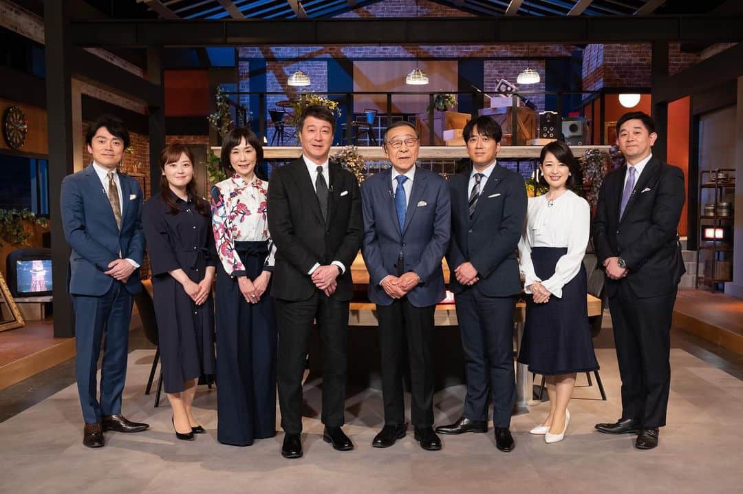 松丸友紀のインスタグラム：「NHK特番に出演致します✨ テレビ放送が始まって70年。 これまで70年間、アナウンサーの先輩方がつないでくださったバトンを今自分が受け取っていると思うと、とてつもない責任感とアナウンサーの使命とは一体何かということを考えずにはいられませんでした。  そして今回の収録の大きなテーマ「アナウンサーとは一体何者か」。 まだ明確な答えが見つかっていませんが、番組で皆さんと局の垣根を超えて意見を交わすことができたこと、こんな幸せなことはないなと噛み締めながら収録に臨みました。  アナウンサーになってずっと悩んでいたこと、抱えていた想い、この先の不安などなど....MCの加藤浩次さんの鋭い質問で丸裸にされたような...笑 本音で語る場となりました✨✨  放送は5月3日（水） 午後7時30分〜8時52分  ぜひご覧ください✨✨✨😊 #アナテレビ」