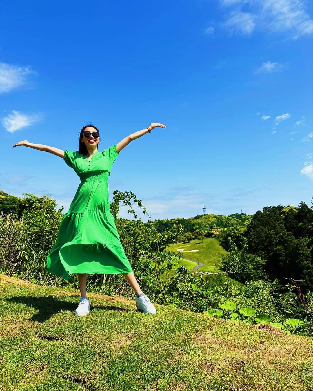 吉井絵梨子さんのインスタグラム写真 - (吉井絵梨子Instagram)「子供たちとゴルフ場へ⛳️  子供たちは大自然の中にある遊具や、綺麗な芝生に大興奮。 ゴルフをして楽しんでいました☺️ なんと、キッズルームもあります🧸  陽も、空気も、とにかく最高。 小さい子を連れてても楽しめる所でした🙆‍♀️  キャメルゴルフ＆ホテルリゾート🐪✨ https://www.camel-golf.com @camelresort   ５月27日は、ミス・グランド・ジャパン @missgrandjapan のファイナリストたちと来るので、今から楽しみ🤭🧡  #missgrandjapan  #ミスグランドジャパン  #キャメルゴルフリゾート  #glamsa  #ゴルフ女子」5月1日 22時15分 - supermamaeriko