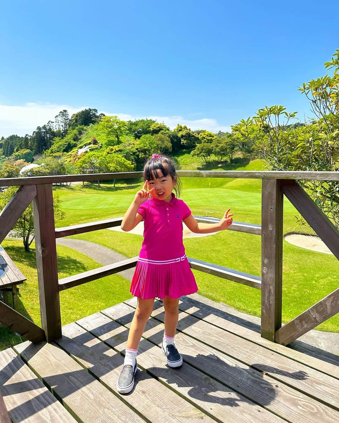 吉井絵梨子さんのインスタグラム写真 - (吉井絵梨子Instagram)「子供たちとゴルフ場へ⛳️  子供たちは大自然の中にある遊具や、綺麗な芝生に大興奮。 ゴルフをして楽しんでいました☺️ なんと、キッズルームもあります🧸  陽も、空気も、とにかく最高。 小さい子を連れてても楽しめる所でした🙆‍♀️  キャメルゴルフ＆ホテルリゾート🐪✨ https://www.camel-golf.com @camelresort   ５月27日は、ミス・グランド・ジャパン @missgrandjapan のファイナリストたちと来るので、今から楽しみ🤭🧡  #missgrandjapan  #ミスグランドジャパン  #キャメルゴルフリゾート  #glamsa  #ゴルフ女子」5月1日 22時15分 - supermamaeriko