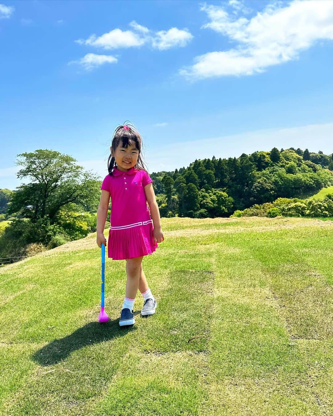 吉井絵梨子さんのインスタグラム写真 - (吉井絵梨子Instagram)「子供たちとゴルフ場へ⛳️  子供たちは大自然の中にある遊具や、綺麗な芝生に大興奮。 ゴルフをして楽しんでいました☺️ なんと、キッズルームもあります🧸  陽も、空気も、とにかく最高。 小さい子を連れてても楽しめる所でした🙆‍♀️  キャメルゴルフ＆ホテルリゾート🐪✨ https://www.camel-golf.com @camelresort   ５月27日は、ミス・グランド・ジャパン @missgrandjapan のファイナリストたちと来るので、今から楽しみ🤭🧡  #missgrandjapan  #ミスグランドジャパン  #キャメルゴルフリゾート  #glamsa  #ゴルフ女子」5月1日 22時15分 - supermamaeriko