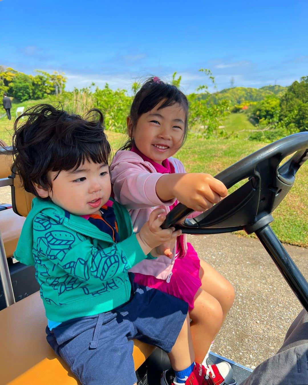 吉井絵梨子さんのインスタグラム写真 - (吉井絵梨子Instagram)「子供たちとゴルフ場へ⛳️  子供たちは大自然の中にある遊具や、綺麗な芝生に大興奮。 ゴルフをして楽しんでいました☺️ なんと、キッズルームもあります🧸  陽も、空気も、とにかく最高。 小さい子を連れてても楽しめる所でした🙆‍♀️  キャメルゴルフ＆ホテルリゾート🐪✨ https://www.camel-golf.com @camelresort   ５月27日は、ミス・グランド・ジャパン @missgrandjapan のファイナリストたちと来るので、今から楽しみ🤭🧡  #missgrandjapan  #ミスグランドジャパン  #キャメルゴルフリゾート  #glamsa  #ゴルフ女子」5月1日 22時15分 - supermamaeriko