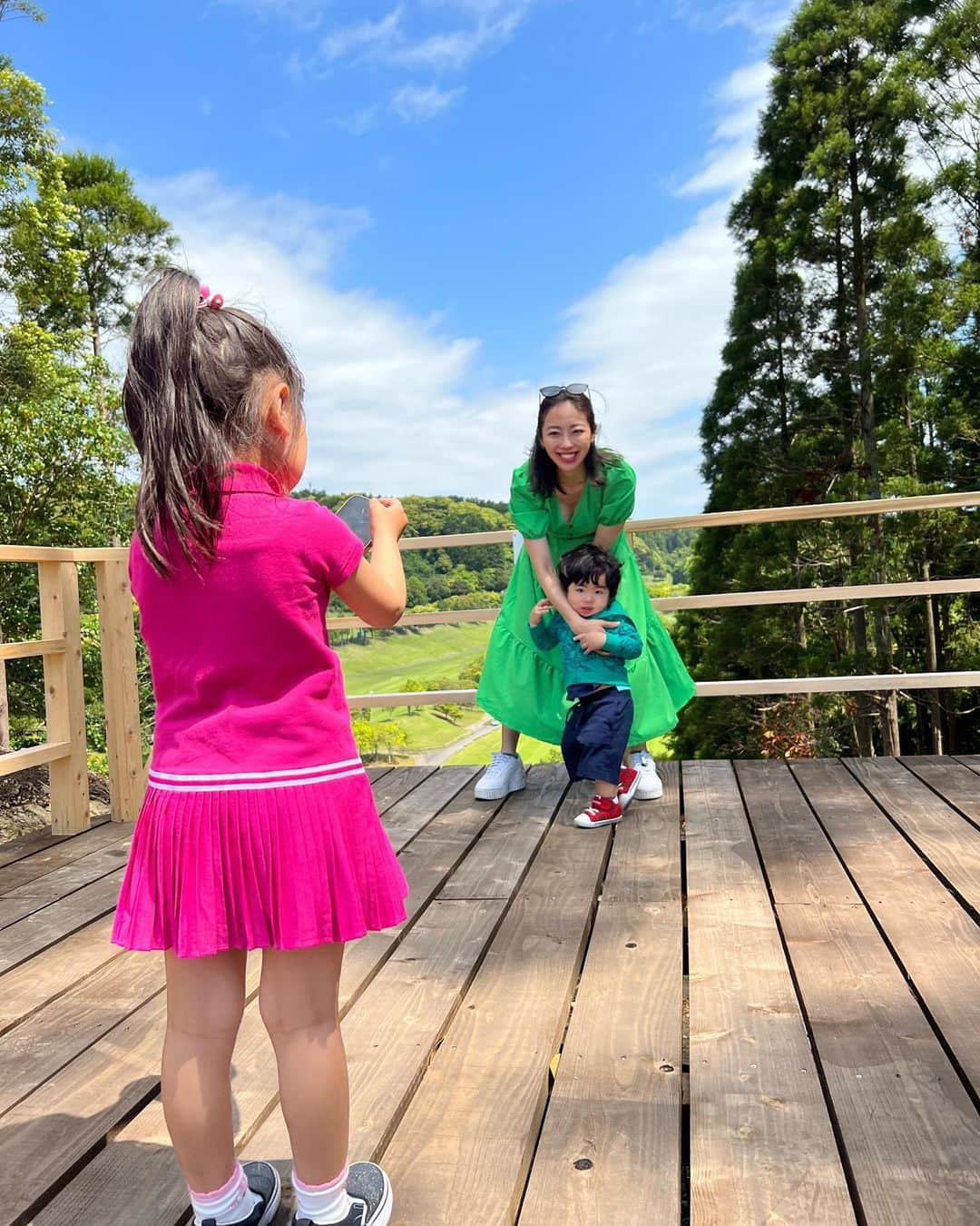 吉井絵梨子さんのインスタグラム写真 - (吉井絵梨子Instagram)「子供たちとゴルフ場へ⛳️  子供たちは大自然の中にある遊具や、綺麗な芝生に大興奮。 ゴルフをして楽しんでいました☺️ なんと、キッズルームもあります🧸  陽も、空気も、とにかく最高。 小さい子を連れてても楽しめる所でした🙆‍♀️  キャメルゴルフ＆ホテルリゾート🐪✨ https://www.camel-golf.com @camelresort   ５月27日は、ミス・グランド・ジャパン @missgrandjapan のファイナリストたちと来るので、今から楽しみ🤭🧡  #missgrandjapan  #ミスグランドジャパン  #キャメルゴルフリゾート  #glamsa  #ゴルフ女子」5月1日 22時15分 - supermamaeriko