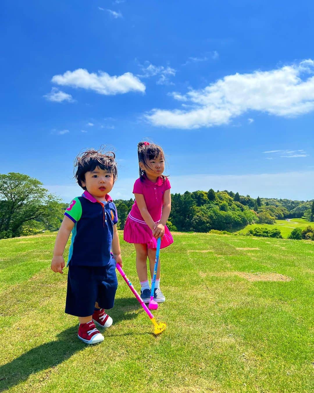 吉井絵梨子さんのインスタグラム写真 - (吉井絵梨子Instagram)「子供たちとゴルフ場へ⛳️  子供たちは大自然の中にある遊具や、綺麗な芝生に大興奮。 ゴルフをして楽しんでいました☺️ なんと、キッズルームもあります🧸  陽も、空気も、とにかく最高。 小さい子を連れてても楽しめる所でした🙆‍♀️  キャメルゴルフ＆ホテルリゾート🐪✨ https://www.camel-golf.com @camelresort   ５月27日は、ミス・グランド・ジャパン @missgrandjapan のファイナリストたちと来るので、今から楽しみ🤭🧡  #missgrandjapan  #ミスグランドジャパン  #キャメルゴルフリゾート  #glamsa  #ゴルフ女子」5月1日 22時15分 - supermamaeriko