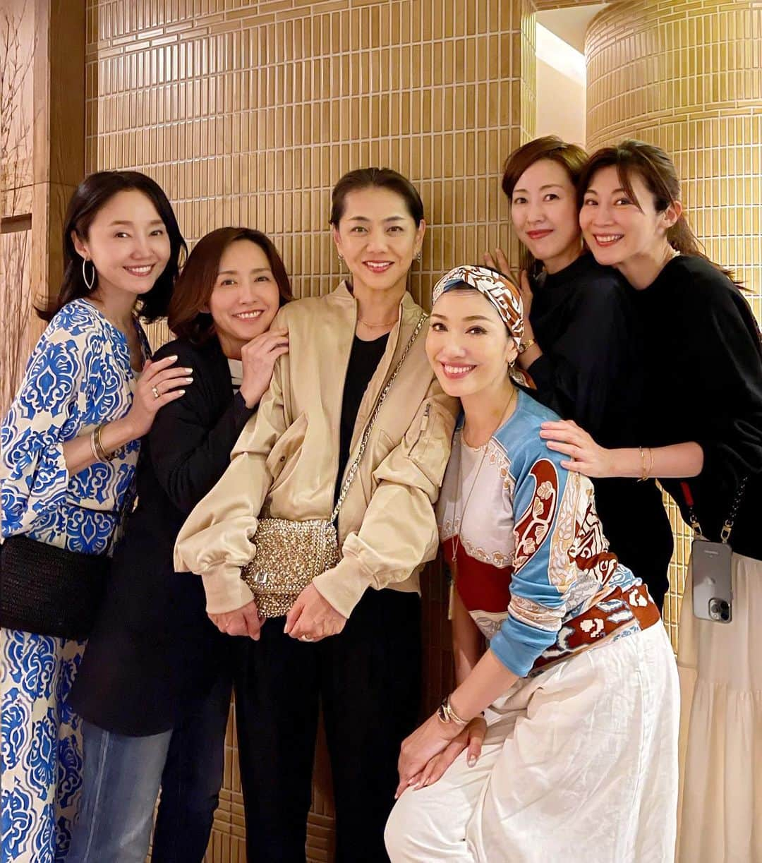 織香さんのインスタグラム写真 - (織香Instagram)「アンミカちゃんが予約してくれた韓国料理リナンハにて💕久しぶりのメンバーで美味しくて楽しい夜でした😋  セレビスタとして、QVCでのプロデュースブランドが始まった頃は本当に分からない事が多くて悩む事ばかり💦  自信を無くしそうな時でもセレビスタの皆に会えると励まされ✨ その輝きに圧倒されながらも、私ももっとがんばろー❣️といつも元気を貰えた事を思い出しました☺️💕  ミホちゃんはセレビスタではないけど いつも見守って応援してくれました〜ありがとう😘  美味しいプルコギコースにご満悦❤️ 弾丸トークで心もスッキリ✨最後はモデルウォークしながら、軽やかにお開き😆✋  #リナンハ #李南河  #韓国料理 #プルコギ #最高 #セレビスタ #qvcjapan  #friends」5月1日 22時25分 - orikagram