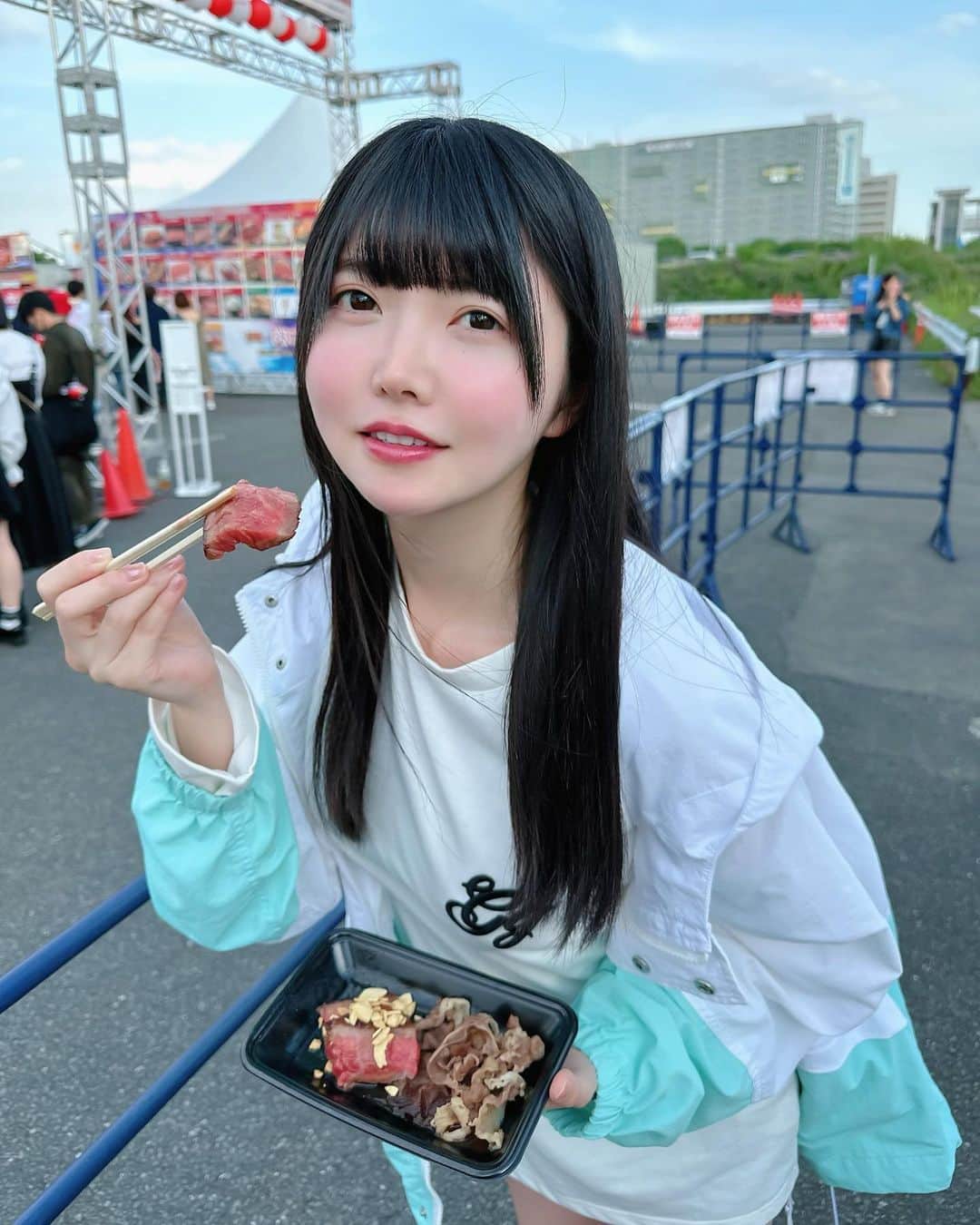 のインスタグラム：「お肉おいしい🍖  肉フェスでした✨  ノイミーさんのグッズのナイロンパーカーかわいすぎ！   #肉フェス  #お台場  #ロンt  #GRL  #ノイミー さん #黒髪  #黒髪ロング  #japanesegirl  #japanesemodel #攝影 #旅遊攝影 #拍攝 #寫真 #攝影日記 #人像攝影 #攝影師 #互惠 #拍照 #人像摄影 #攝影日常」