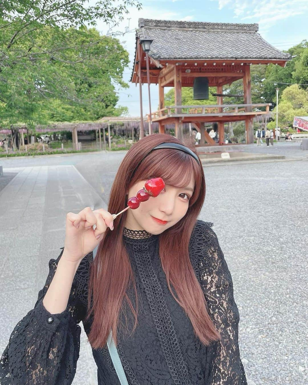 太田彩夏のインスタグラム：「・  いちごとぶどう飴🫶🏻  #曼荼羅寺 #曼荼羅寺藤まつり  #曼荼羅寺公園 #いちごあめ」