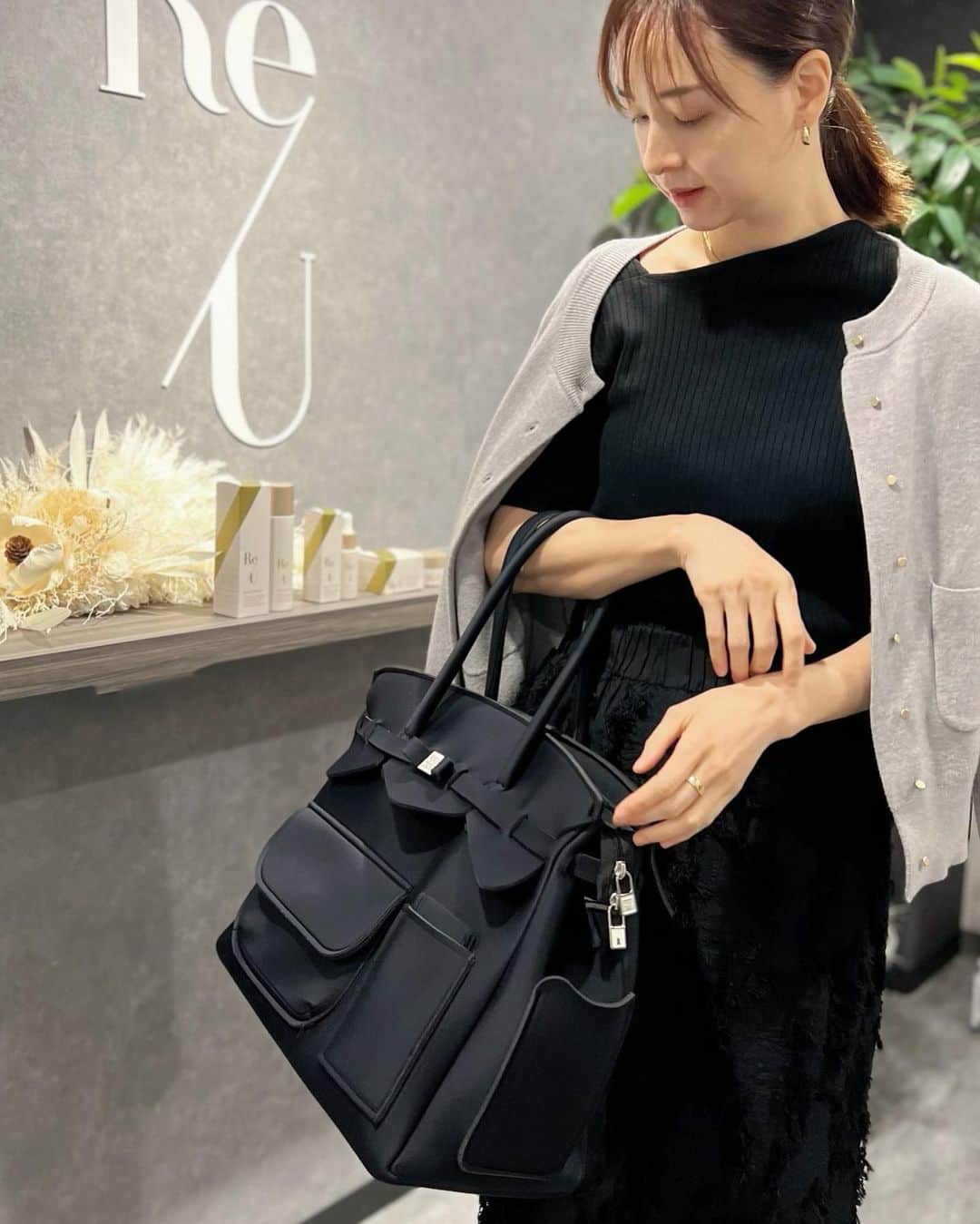 乙黒えりのインスタグラム：「オフィスでのPCも入る大きめバッグは @savemybag_japan  ちょっと荷物多い日にも使える✨ ポケットがいっぱいあって便利なのよ☺️  これからの時期オフィスの冷房対策にもカーディガンがマスト❣️  #カーディガン　& #スカート @kariandlili_official  #tops @united_tokyo  #ママコーデ#オフィスファッション#オフィスバッグ#PCバッグ#大容量バッグ#軽量バッグ#savemybag#cardigan」