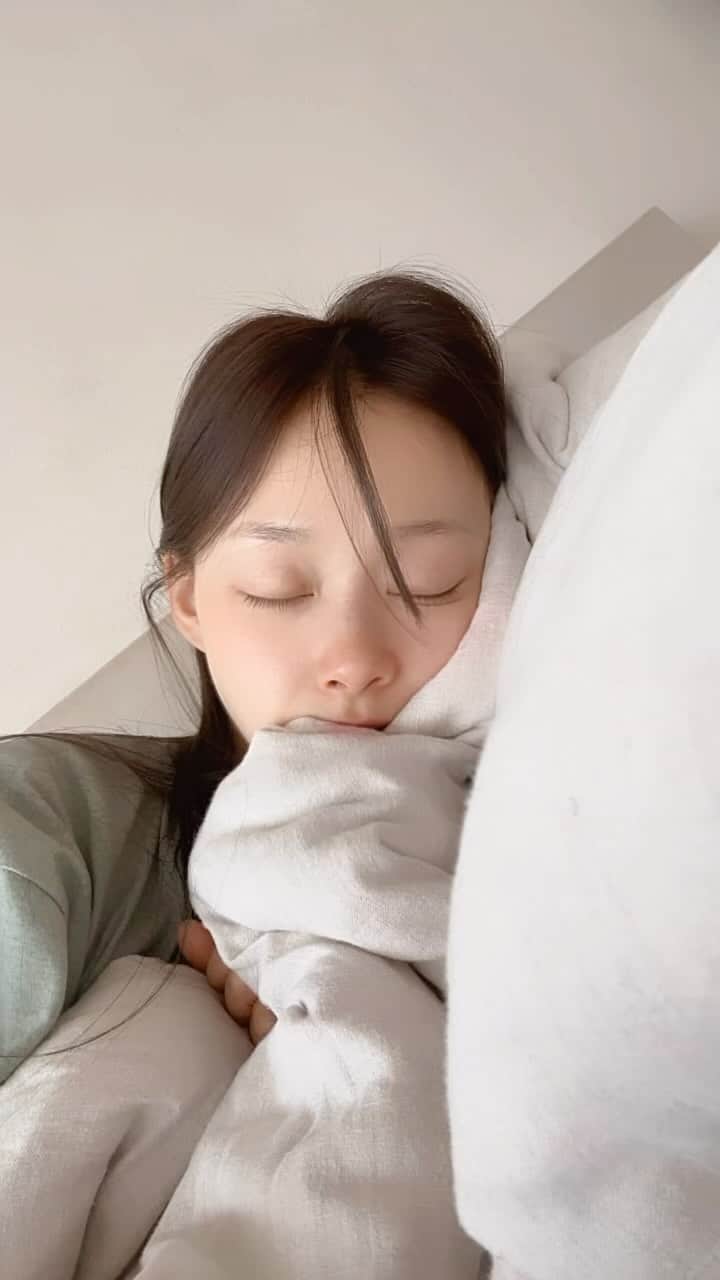 吳斐莉のインスタグラム：「山中的日子⛰️mini版～ Reels上可以直接剪輯好方便  上週的某天特別慵懶 光是起床就發呆了一小時有吧😌  👚 @pimgo.tw」