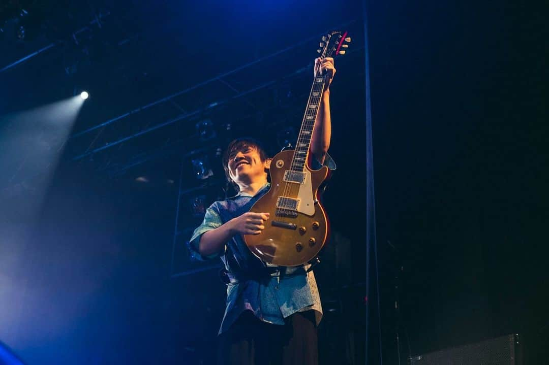 桑原彰さんのインスタグラム写真 - (桑原彰Instagram)「New york day2 tour final  Everyone gave me the courage to challenge the world！  It was like a dream！  Thank you very much for coming！  Next time, I will do my best to live in a bigger place！  I love you all!  See you soon!!  Photo by Takeshi Yao  #ニューヨーク2日目北米ツアーファイナルありがとうございました #出し切りました #今回のツアーは今までバンドが20年近くやってきたことが北米のみんなに認めてもらえてとても大きな自信になりました #現地の方々にこんなに早く売り切れた日本のバンドはいないと言われてすごく嬉しかってたです #日本のみんなが今まで応援してきてくれたおかげで世界に挑戦することができました #ほんとにありがとう #ヨーロッパも全力でがんばります #打ち上げのハンバーガーとまぐろのやつ #おいしい」5月1日 22時23分 - kuwakuwakuwakuwa0404