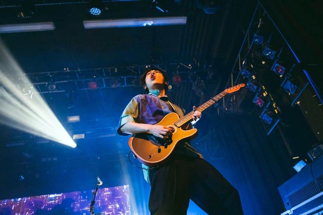 桑原彰さんのインスタグラム写真 - (桑原彰Instagram)「New york day2 tour final  Everyone gave me the courage to challenge the world！  It was like a dream！  Thank you very much for coming！  Next time, I will do my best to live in a bigger place！  I love you all!  See you soon!!  Photo by Takeshi Yao  #ニューヨーク2日目北米ツアーファイナルありがとうございました #出し切りました #今回のツアーは今までバンドが20年近くやってきたことが北米のみんなに認めてもらえてとても大きな自信になりました #現地の方々にこんなに早く売り切れた日本のバンドはいないと言われてすごく嬉しかってたです #日本のみんなが今まで応援してきてくれたおかげで世界に挑戦することができました #ほんとにありがとう #ヨーロッパも全力でがんばります #打ち上げのハンバーガーとまぐろのやつ #おいしい」5月1日 22時23分 - kuwakuwakuwakuwa0404