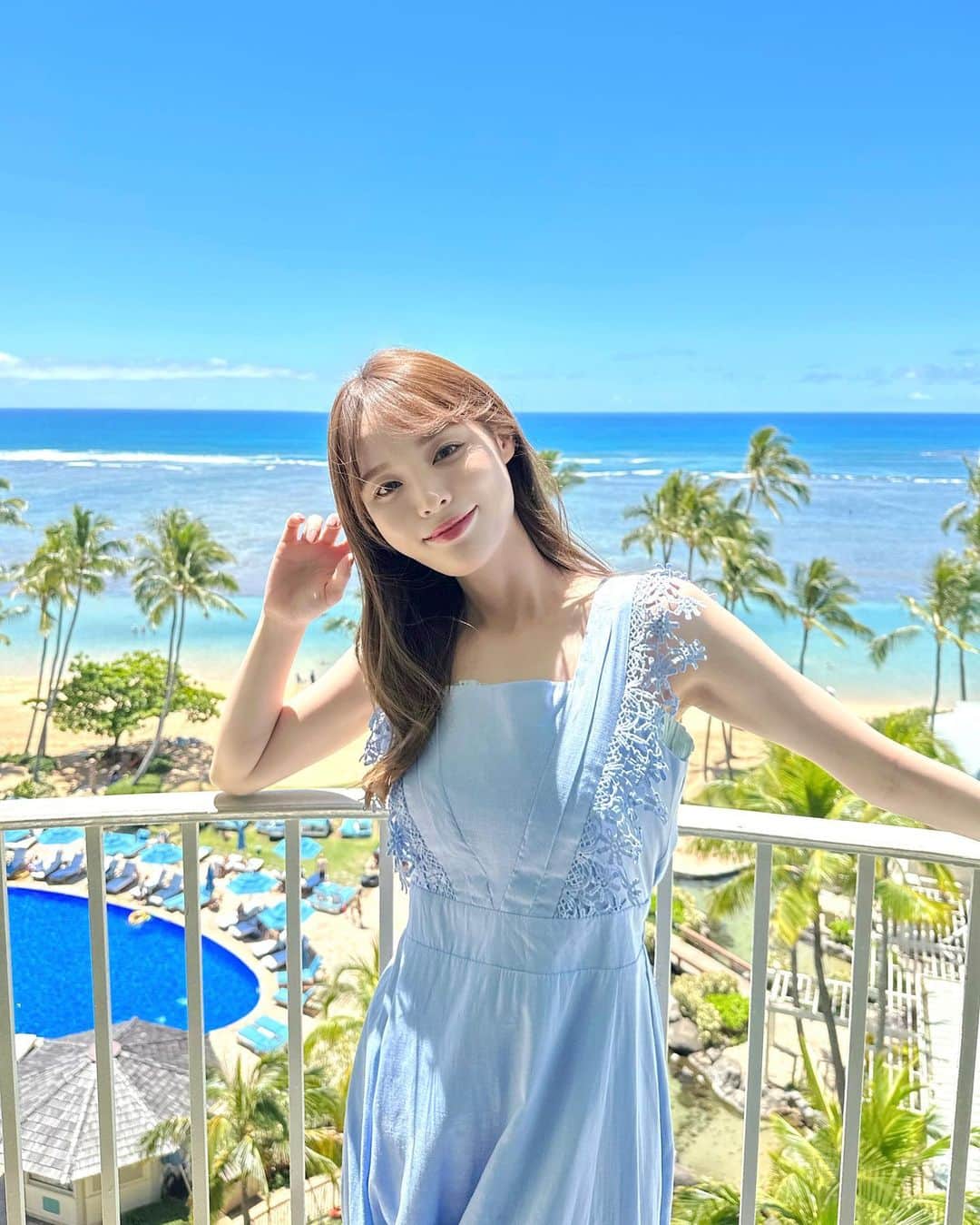 磯田 ひかる(Hikaru Isoda) のインスタグラム：「こんばんは🌙🩵 5月始まりましたね🫶  世間はGWですが私はいつもと変わらず過ごしています( •̤ᴗ•̤ )  ハワイ2日目で着用していたワンピース！ 青い海にマッチしすぎた🤣♡  リネンライクでサラッと着れるのでリゾートにぴったり🪽🪽  【着用アイテム】 Dress @tocco_closet  レース切り替えリネンライクノースリーブワンピース サックス Free ¥7,200  ------------------------------ picaru：162cm / 骨格ウェーブ 1st ブライトスプリング 2nd ブライトサマー  大人可愛いスタイルアップコーデ ヘアメイクを合わせた トータルスタイリングを提案🤍  不定期にストーリーで ファッションお悩み相談募集中🥰 ------------------------------  他の投稿を見る→【@picaruuu】」