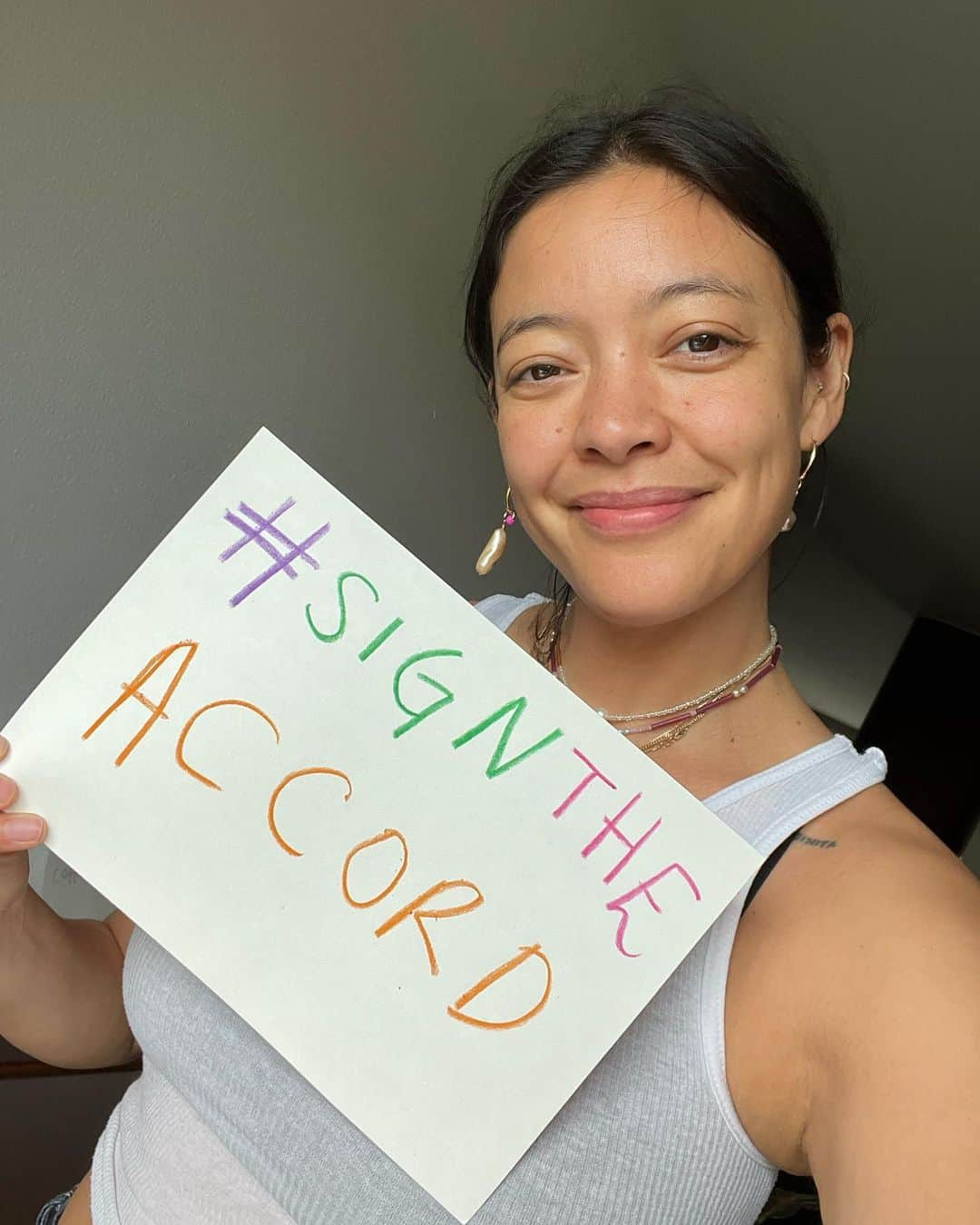 ナオミ・シマダのインスタグラム：「This May Day I stand in solidarity with millions of garment workers, thousands of citizens, activists and union leaders around the world, from Pakistan to New York, to call on @Levis @urbanoutfitters @amazon @ikea @target + more to #SignTheAccord and stop garment worker deaths.  Sign the petition at https://petitions.eko.org/p/SignTheAccord, in my story or through @remakeourworld's bio.  Why? Last month marks 10 years since the Rana Plaza building collapse, the deadliest disaster in the history of manufacturing. After widespread pressure, dozens of apparel brands and retailers founded the Accord on Fire and Building Safety in Bangladesh. Over the past decade, the Accord has made workplaces safer for 2.5 million garment workers in Bangladesh. After commitments made by brands to expand the binding agreement to other countries, 40 apparel companies have now signed the new Pakistan Accord. We need your help, demanding brands who haven't signed to step up and stop garment worker deaths. Share the petition and your own photo in solidarity.  #RanaPlazaNeverAgain #remakeourworld」