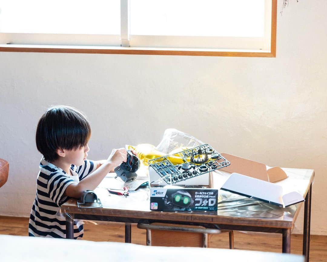 セソコマサユキのインスタグラム：「投稿遅くなっちゃったけど、４月で長男が９歳になりました。最近は折り紙をちょっと離れ、あれこれ工作にハマっていて、誕生日プレゼントは待望の「フォロ」でした。対象年齢10歳以上とかなんだけど、お構いなしに一人でどんどん作っていくのすごい。相変わらず学校では持ち物も宿題も忘れ物だらけで、興味あるなしの区別がはっきりしすぎてておもしろい。そして相変わらず本好き。その集中力がどんなふうに成長していくんだろう。楽しみだな。誕生日おめでとう！！  #沖縄 #移住 #子育て #フォロ #ロボット」
