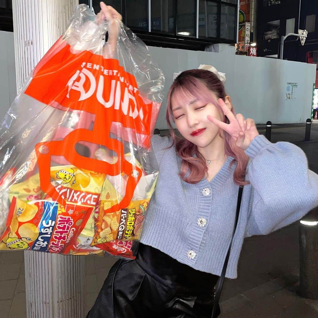 しゅがーのインスタグラム：「いっぱい取った👾  #ラウワン #ハーフアップ #ピンクヘアー #お菓子」