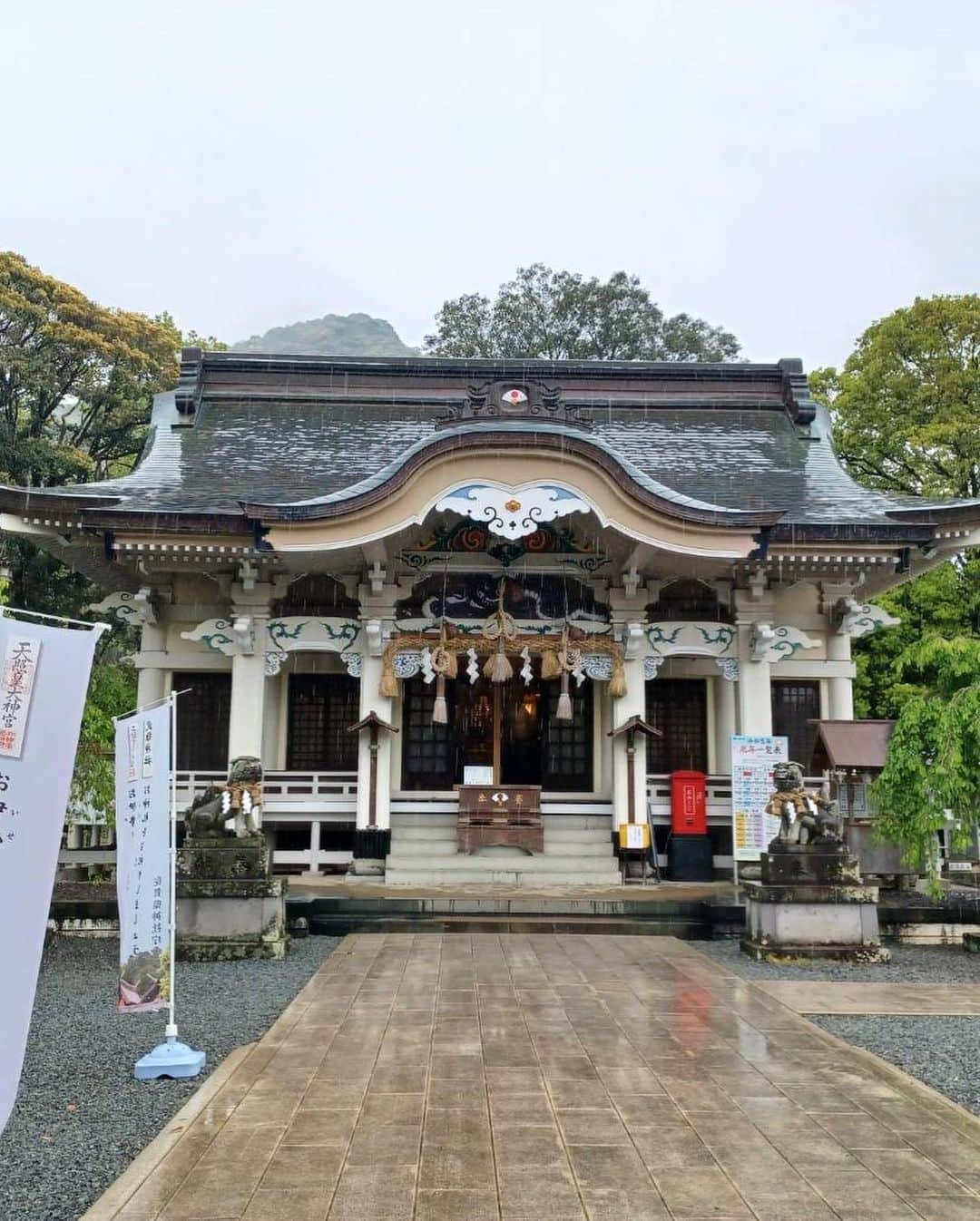 小川理子さんのインスタグラム写真 - (小川理子Instagram)「佐賀県武雄の思い出♡  ・武雄神社 天平3年（735年）創建の歴史がある神社。源頼朝に深く縁があって神奈川出身の私も親近感をかんじてしまった🥺 樹齢3000年の大楠も圧感で、心が洗われたよ‼︎すごいパワースポットでした✨ 大雨の日に参拝したから、いつかまた来れたら晴れでありますように  ・楼門と武雄温泉 国指定重要文化材の楼門。 『千と千尋の神隠し』の油屋のモデルのひとつと言われているの😍やっと見れた‼︎ そして1300年の歴史がある温泉♨️ 現在も使用されている建物では日本最古なんだって！明治9年からって聞いて絶対行きたかった武雄温泉。温泉後も肌が保湿されて、しっとり✨最高でした。 私は今回、元湯にはいったよ♡  武雄思い出またアップします！  #佐賀県 #佐賀旅行 #佐賀観光 #武雄温泉 #武雄神社 #武雄観光 #武雄の大楠 #御朱印女子 #御朱印部 #パワースポット神社 #武雄楼門 #千と千尋の神隠しのモデル #旅スタグラム佐賀 #旅好き女子 #旅すたぐらむ #旅フォト #温泉女子 #温泉♨ #sagatrip #takeotravel #japanesetraditionalculture #onsen♨️」5月1日 22時27分 - ogawariko11