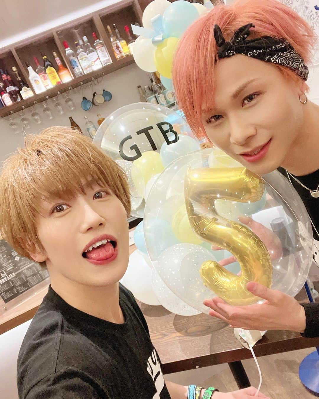 Takeshiさんのインスタグラム写真 - (TakeshiInstagram)「GTB5周年🖐からもはや1か月！ あっちゅーまに5月🖐突入！  しかし5周年ライブ、あの日のすげー込み上げた感動を未だすぐ思い出せる🥲 まるでスラムダンクの数々の名シーンを思い出して込み上げるかの様に🥲  特別な日になったよなー💫  次また皆と会う時にもっとハッピーになる心に刻まれる時間を作れるよーに5月も踏ん張る✊  とりあえず曲もちょこっと作り中……🤯  5月も一緒に踏ん張ってこーぜー🤜🤛」5月1日 22時27分 - takeshi_823