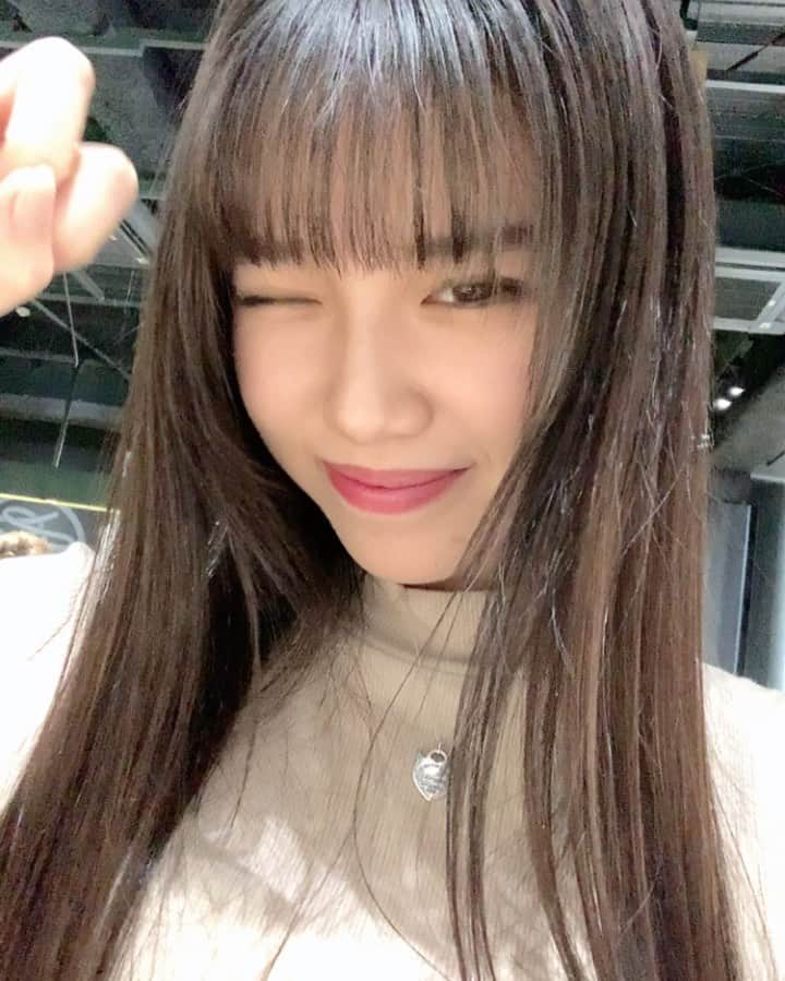 増田小春のインスタグラム：「ーーーーーーーー 初めてネイルサロンで、ジェルネイルをしたの💗  @lilybeautynail さんにお願いしたの！ シンプルなカラーに控えめなラメが入ってるものにして、 めちゃくちゃ可愛くてルンルン🥺  ちなみにこの日はNOマスカラなの！ 薄いでしょ！！笑  #lilybeautynail #ピンクネイル #ジェルネイル #こはる #fashion #makeup #adidas #starbucks」